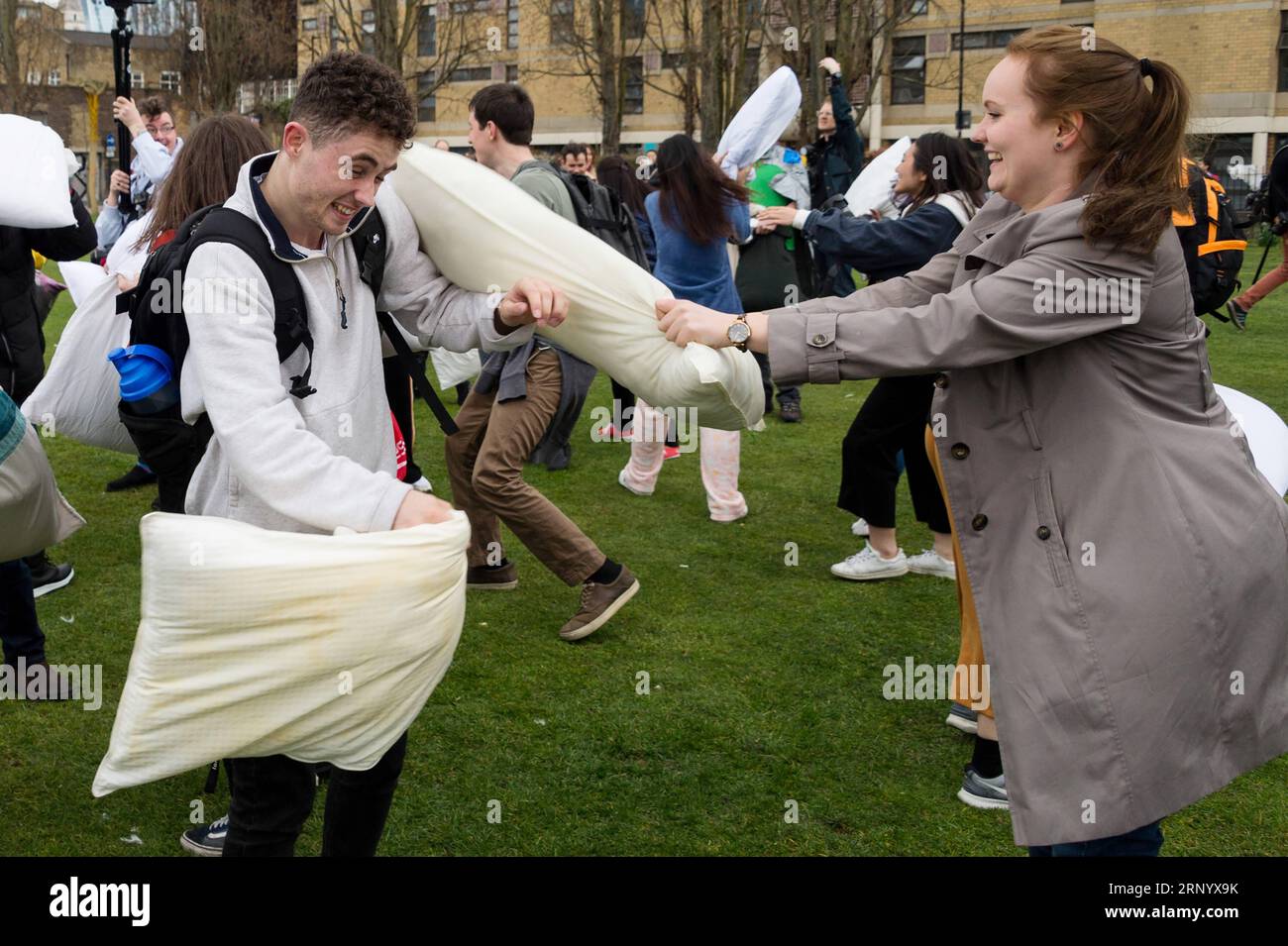 (180407) -- LONDRA, 7 aprile 2018 -- le persone si divertono a prendere parte all'International Pillow Fight Day 2018 a Londra, in Gran Bretagna, il 7 aprile 2018. ) (psw) BRITAIN-LONDON-INTERNATIONAL PILLOW FIGHT DAY RayxTang PUBLICATIONxNOTxINxCHN Foto Stock