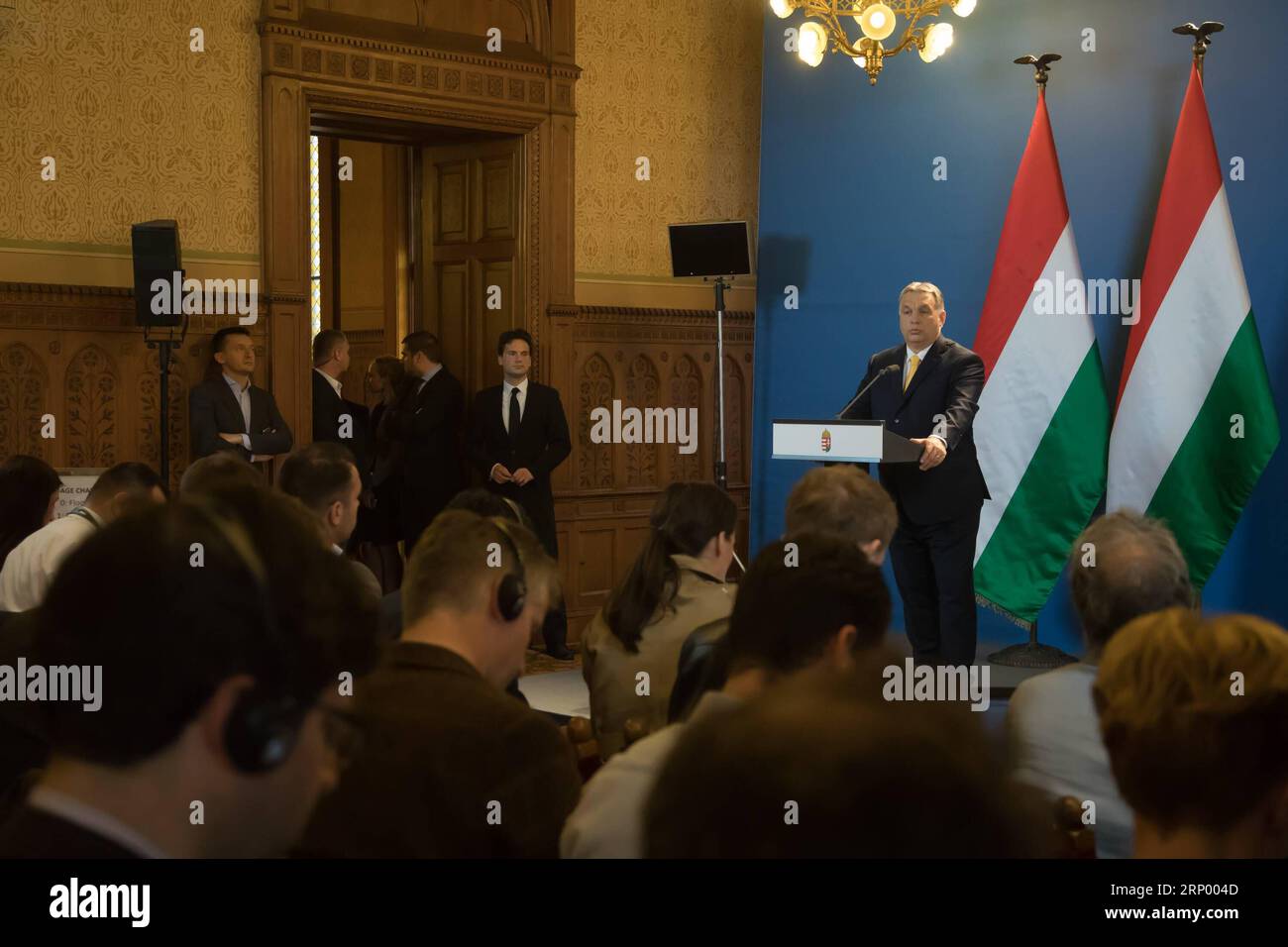 (180410) -- BUDAPEST, 10 aprile 2018 -- il primo ministro ungherese Viktor Orban (R, Rear) parla durante una conferenza stampa a Budapest, in Ungheria, il 10 aprile 2018. Viktor Orban, che ha vinto un terzo mandato consecutivo alle elezioni generali tenutesi l'8 aprile, martedì ha detto che avrebbe istituito una nuova struttura governativa. UNGHERIA-BUDAPEST-PM-CONFERENZA STAMPA AttilaxVolgyi PUBLICATIONxNOTxINxCHN Foto Stock