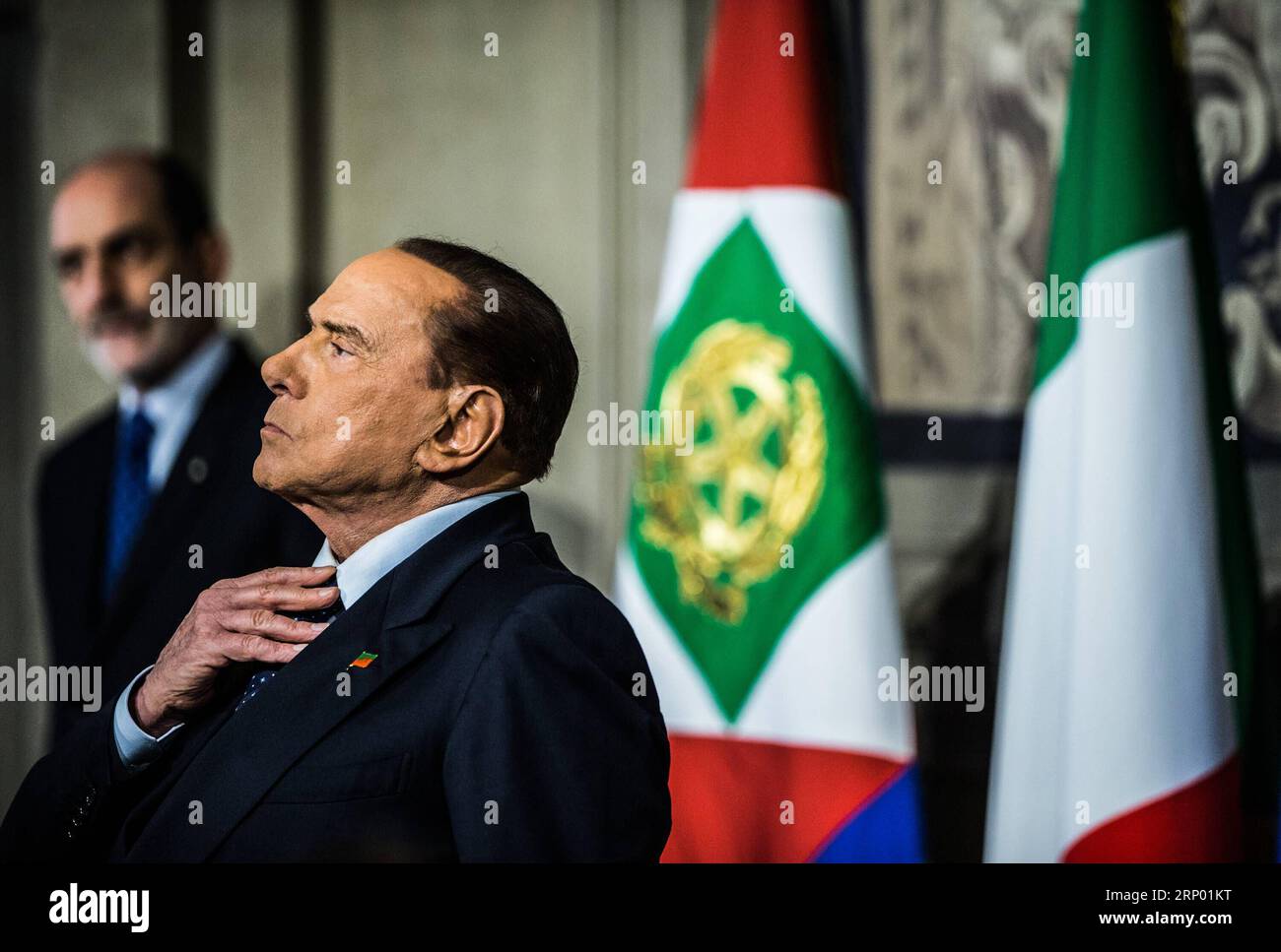 (180412) -- ROMA, 12 aprile 2018 -- il leader del partito forza Italia ed ex primo ministro italiano Silvio Berlusconi (fronte) partecipa a una conferenza stampa al Palazzo del Quirinale a Roma, capitale d'Italia, il 12 aprile 2018. Il primo giorno del secondo turno dei colloqui formali del governo italiano si è concluso in un apparente stand-by giovedì, mentre i principali partiti politici hanno scavato nelle loro posizioni contrastanti. ITALIA-ROMA-COLLOQUI GOVERNATIVI-SECONDO ROUND JINXYU PUBLICATIONXNOTXINXCHN Foto Stock