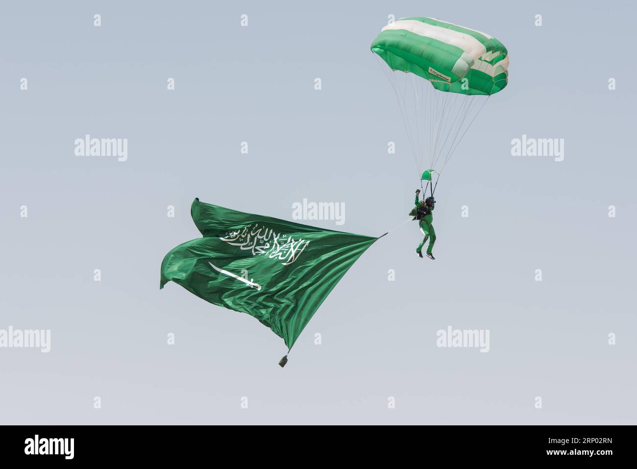 (180414) -- JUBAIL, 14 aprile 2018 -- Un paracadutista che salta con la bandiera nazionale dell'Arabia Saudita partecipa a uno spettacolo di cerimonia per l'esercitazione congiunta Gulf Shield Joint Exercise-1 nell'Arabia Saudita orientale, il 14 aprile 2018. Le truppe di 25 paesi hanno eseguito un'esercitazione di munizioni dal vivo nell'Arabia Saudita orientale sabato, un giorno prima del 29° Summit della Lega Araba. ) (Zjl) CERIMONIA CONGIUNTA DI ESERCITAZIONE DELLO SCUDO DELL'ARABIA SAUDITA-GOLFO MengxTao PUBLICATIONxNOTxINxCHN Foto Stock