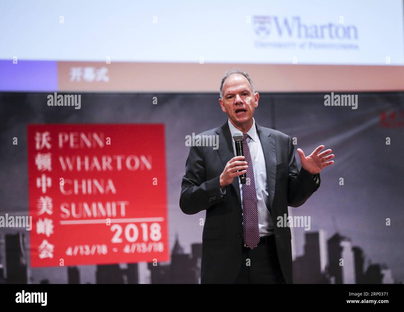 (180415) - FILADELFIA, 15 aprile 2018 - Geoffrey Garrett, decano della Wharton School presso l'Università della Pennsylvania, tiene un discorso durante la cerimonia di apertura del Penn Wharton China Summit presso l'Università della Pennsylvania a Philadelphia, Pennsylvania, Stati Uniti, 14 aprile 2018. Il governo degli Stati Uniti dovrebbe andare oltre la tradizionale mentalità della politica di potere per affrontare le sfide nelle relazioni Cina-Stati Uniti, fu Ying, un diplomatico cinese veterano, ha detto qui sabato. ) (rh) U.S.-PHILADELPHIA-SUMMIT WangxYing PUBLICATIONxNOTxINxCHN Foto Stock