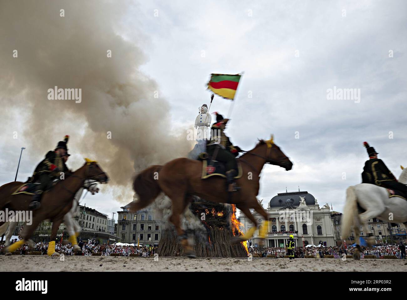 (180416) -- ZURIGO (SVIZZERA), 16 aprile 2018 -- Guildsmen cavalcano a cavallo intorno a un pupazzo di neve simbolico durante il Sechselauten, un festival primaverile locale, a Zurigo, in Svizzera, il 16 aprile 2018. Il Sechselauten è una festa tradizionale che segna la fine dell'inverno con una sfilata di gilde in costumi storici e l'incendio di un pupazzo di neve simbolico. ) SVIZZERA-ZURIGO-SECHSELAUTEN-SPRING FESTIVAL MichelexLimina PUBLICATIONxNOTxINxCHN Foto Stock