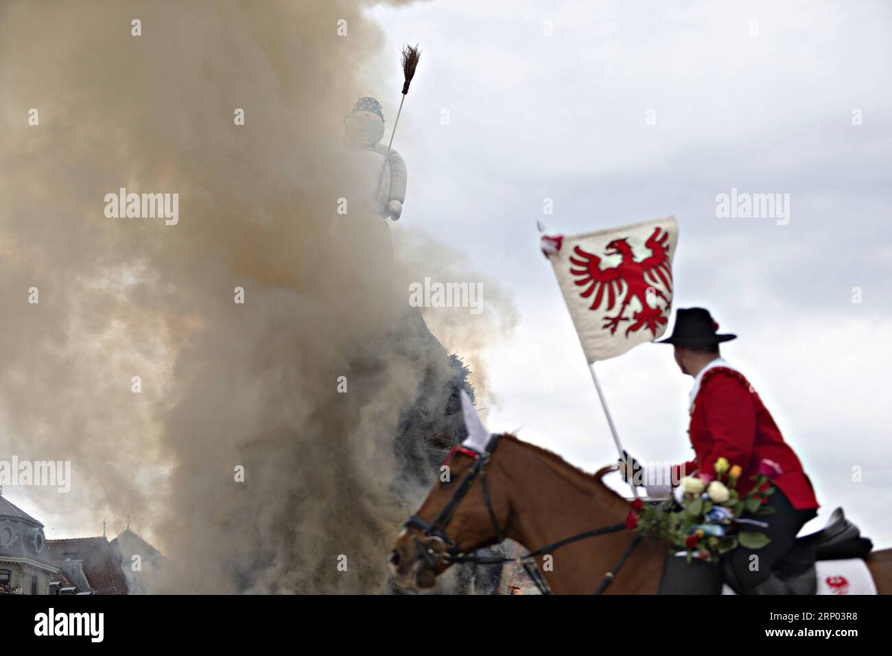 (180416) -- ZURIGO (SVIZZERA), 16 aprile 2018 -- Un gildsman cavalca un cavallo intorno a un pupazzo di neve simbolico durante il Sechselauten, un festival primaverile locale, a Zurigo, in Svizzera, il 16 aprile 2018. Il Sechselauten è una festa tradizionale che segna la fine dell'inverno con una sfilata di gilde in costumi storici e l'incendio di un pupazzo di neve simbolico. ) SVIZZERA-ZURIGO-SECHSELAUTEN-SPRING FESTIVAL MichelexLimina PUBLICATIONxNOTxINxCHN Foto Stock