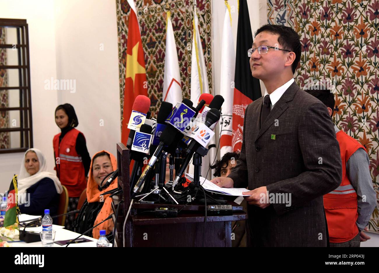 (180417) - KABUL, 17 aprile 2018 -- l'ambasciatore cinese in Afghanistan Liu Jingsong (R, fronte) parla durante una conferenza stampa a Kabul, Afghanistan, 17 aprile 2018. La Cina fornirà cure mediche gratuite per 25 bambini afghani con malattie cardiache congenite, una Croce Rossa cinese team medico di aiuto straniero ha annunciato qui martedì. ) AFGHANISTAN-KABUL-CINA-CURE MEDICHE-BAMBINI DAIXHE PUBLICATIONXNOTXINXCHN Foto Stock