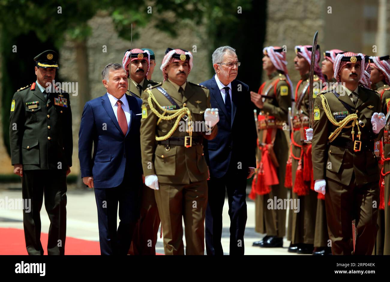 (180418) -- AMMAN, 18 aprile 2018 -- Re Abdullah II di Giordania (2nd L) e il Presidente dell'Austria Alexander Van der Bellen (2nd R, front) esaminano la guardia d'onore prima della loro riunione al Palazzo di al-Husseinya, Amman, Giordania, 18 aprile 2018. ) (srb) GIORDANIA-AMMAN-AUSTRIA-PRESIDENTE-VISITA MohammadxAbuxGhosh PUBLICATIONxNOTxINxCHN Foto Stock