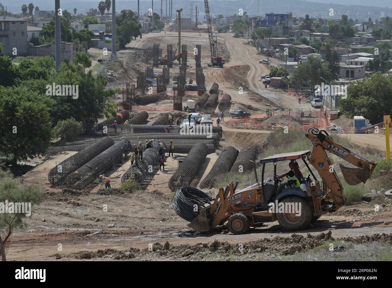 Tijuana, Baja California, Messico. 1 settembre 2023. La costruzione del punto di controllo del porto di entrata USA-Messico Tijuana Otay II, che è in corso di esecuzione da parte di ingegneri del Ministero della difesa nazionale messicano, è progredita estensivamente in quanto si aspettano che sia completata entro dicembre di quest'anno, anche prima degli Stati Uniti, che ora si stima che detto lato americano del porto di entrata potrebbe aprire nel 2026 e non alla fine del 2024. (Immagine di credito: © Carlos A. Moreno/ZUMA Press Wire) SOLO USO EDITORIALE! Non per USO commerciale! Foto Stock