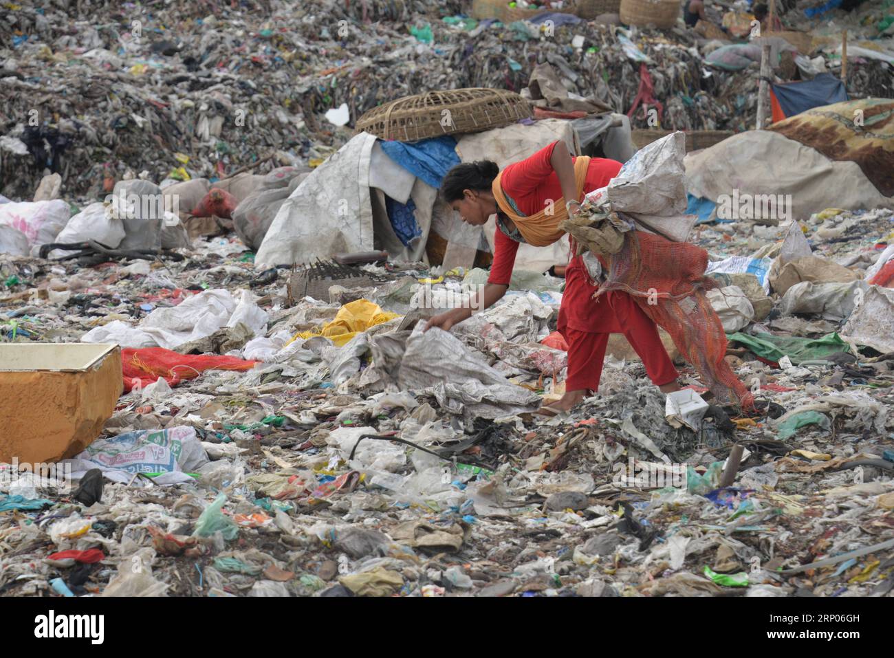 (180422) -- DACCA, 22 aprile 2018 () -- Una donna raccoglie prodotti di plastica in un luogo di dumping a Dacca, Bangladesh, 22 aprile 2018. La giornata della Terra viene commemorata ogni anno il 22 aprile. Il tema della celebrazione di quest'anno è la fine dell'inquinamento plastico .() (zf) BANGLADESH-DACCA-POLLUTION-EARTH DAY Xinhua PUBLICATIONxNOTxINxCHN Foto Stock