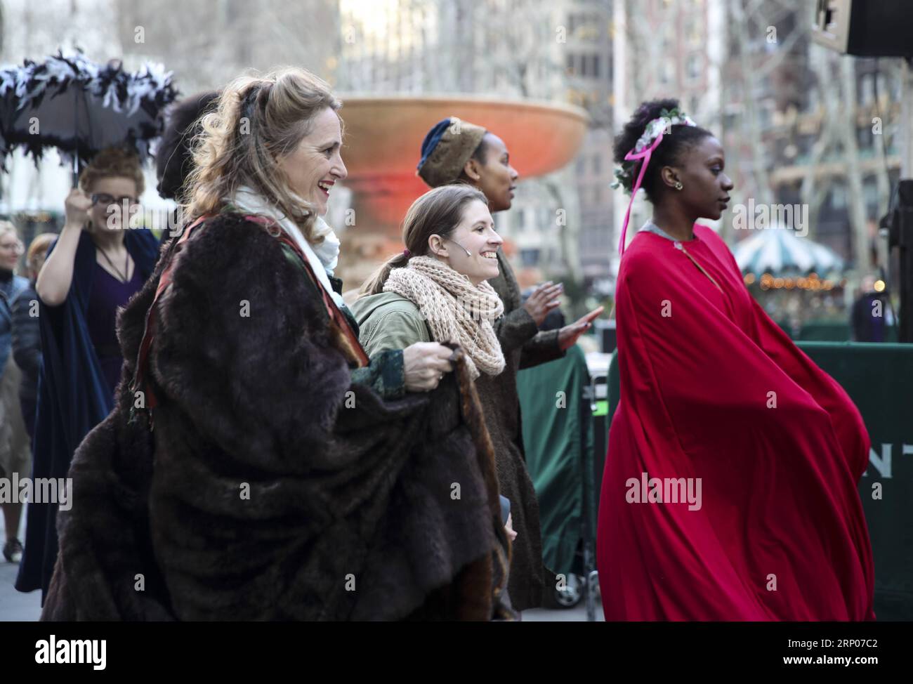 (180424) -- NEW YORK, 24 aprile 2018 -- le interprete femminili sono viste durante una celebrazione del 454° compleanno di Shakespeare tenutasi a Bryant Park a New York, negli Stati Uniti, 23 aprile 2018. Lunedì si è tenuta qui una celebrazione di compleanno per Shakespeare con le dinamiche protagoniste femminili delle opere teatrali di Shakespeare, che comprende esibizioni di monologhi e scene classiche e un funerale jazz a tema Shakespeare. ) (Zxj) U.S.-NEW YORK-WILLIAM SHAKESPEARE-COMPLEANNO CELEBRAZIONE WangxYing PUBLICATIONxNOTxINxCHN Foto Stock