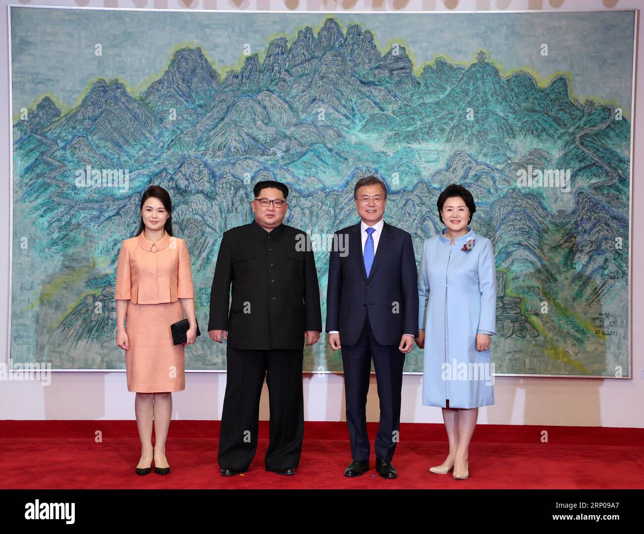 (180427) -- PANMUNJOM, 27 aprile 2018 -- il presidente sudcoreano Moon Jae-in (2nd R) e sua moglie Kim Jung-sook (1st R) posano per delle foto con Kim Jong un (2nd L), leader della Repubblica Popolare Democratica di Corea (RPDC) e sua moglie Ri Sol Ju alla Casa della Pace sul lato sudcoreano di Panmunjom, il 27 aprile 2018. Summit InterKorean Press Corps) (dtf) COREA DEL SUD-RPDC-SUMMIT WangxJingqiang PUBLICATIONxNOTxINxCHN Foto Stock