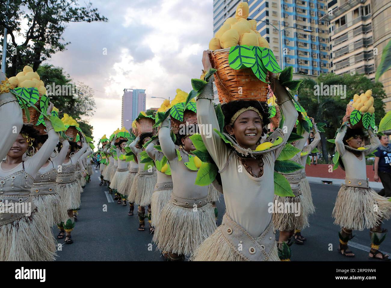 (180428) -- MANILA, 28 aprile 2018 -- i ballerini si esibiscono durante l'annuale Aliwan Fiesta a Manila, nelle Filippine, 28 aprile 2018. L'Aliwan Fiesta è la competizione annuale di danza estiva, che mette in mostra artisti folk ed etnici provenienti da tutto il paese. ) (srb) FILIPPINE-MANILA-ALIWAN FIESTA ROUELLExUMALI PUBLICATIONxNOTxINxCHN Foto Stock