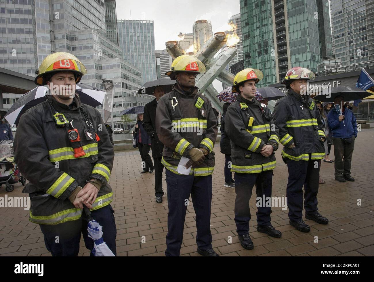 (180429) -- VANCOUVER, 29 aprile 2018 -- i vigili del fuoco prendono un momento di silenzio durante l'evento National Day of Lurning a Vancouver, Canada, 28 aprile 2018. Centinaia di persone hanno partecipato alla giornata nazionale del lutto del Canada, che si celebra il 28 aprile per commemorare le vittime o i feriti a causa di pericoli e incidenti legati al luogo di lavoro, e sensibilizzare l'opinione pubblica sulla sicurezza sul luogo di lavoro. )(yk) CANADA-VANCOUVER-GIORNATA NAZIONALE DI LUTTO LiangxSen PUBLICATIONxNOTxINxCHN Foto Stock