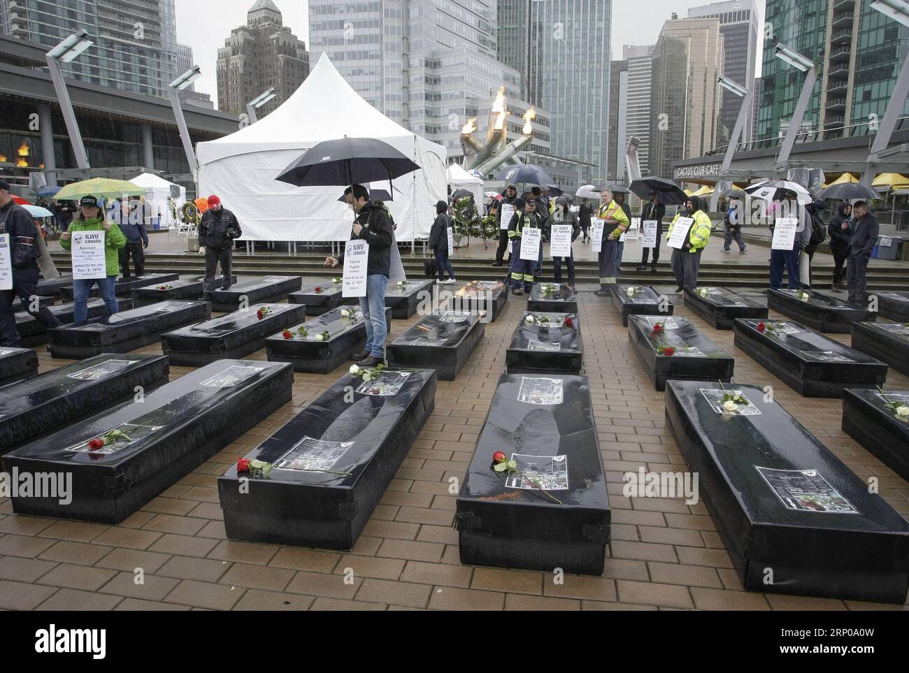 (180429) -- VANCOUVER, 29 aprile 2018 -- le bare di Mock sono esposte durante la giornata nazionale del lutto a Vancouver, Canada, 28 aprile 2018. Centinaia di persone hanno partecipato alla giornata nazionale del lutto del Canada, che si celebra il 28 aprile per commemorare le vittime o i feriti a causa di pericoli e incidenti legati al luogo di lavoro, e sensibilizzare l'opinione pubblica sulla sicurezza sul luogo di lavoro. )(yk) CANADA-VANCOUVER-GIORNATA NAZIONALE DI LUTTO LiangxSen PUBLICATIONxNOTxINxCHN Foto Stock