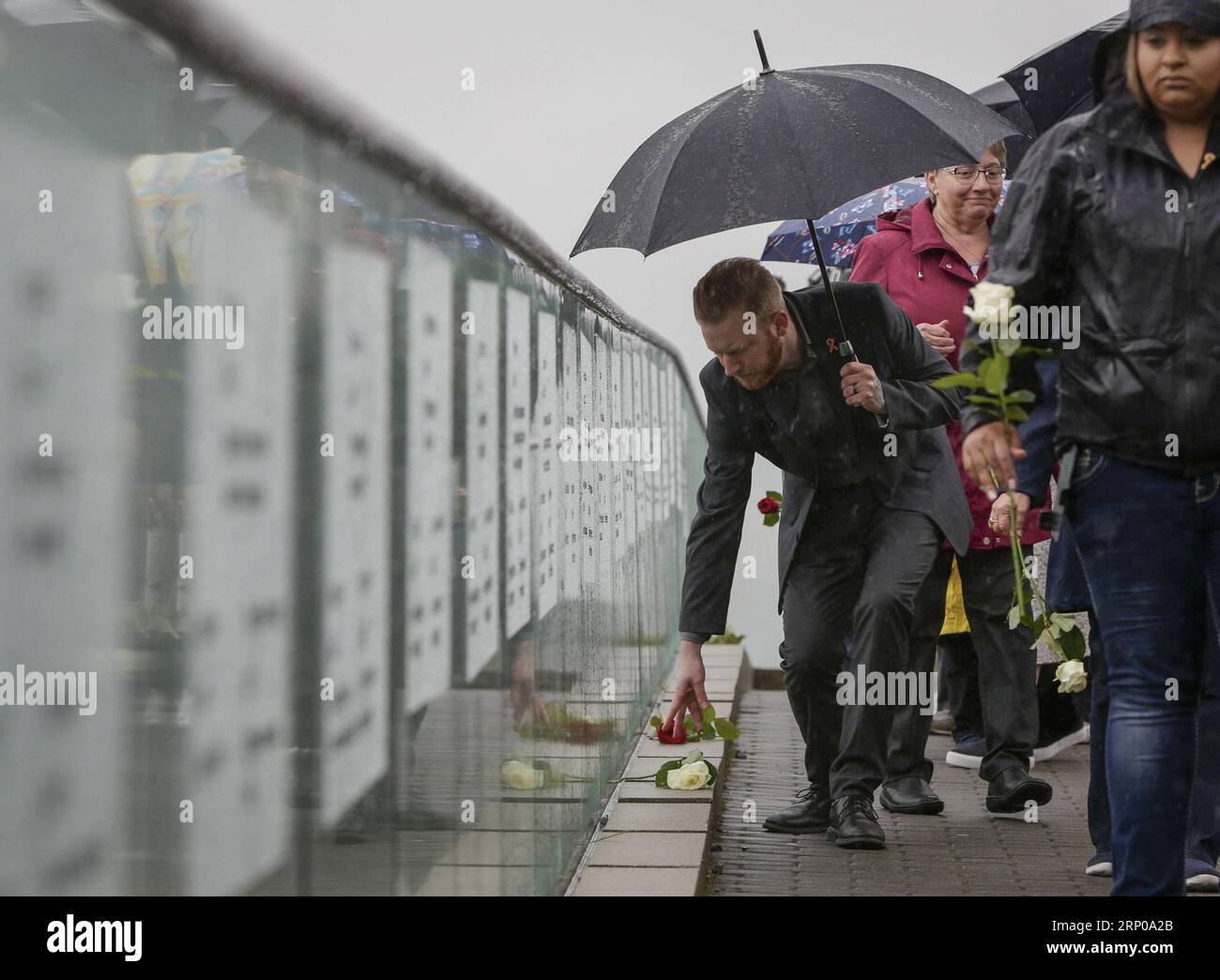 (180429) -- VANCOUVER, 29 aprile 2018 -- Un uomo posa fiori durante la giornata nazionale del lutto a Vancouver, Canada, 28 aprile 2018. Centinaia di persone hanno partecipato alla giornata nazionale del lutto del Canada, che si celebra il 28 aprile per commemorare le vittime o i feriti a causa di pericoli e incidenti legati al luogo di lavoro, e sensibilizzare l'opinione pubblica sulla sicurezza sul luogo di lavoro. )(yk) CANADA-VANCOUVER-GIORNATA NAZIONALE DI LUTTO LiangxSen PUBLICATIONxNOTxINxCHN Foto Stock
