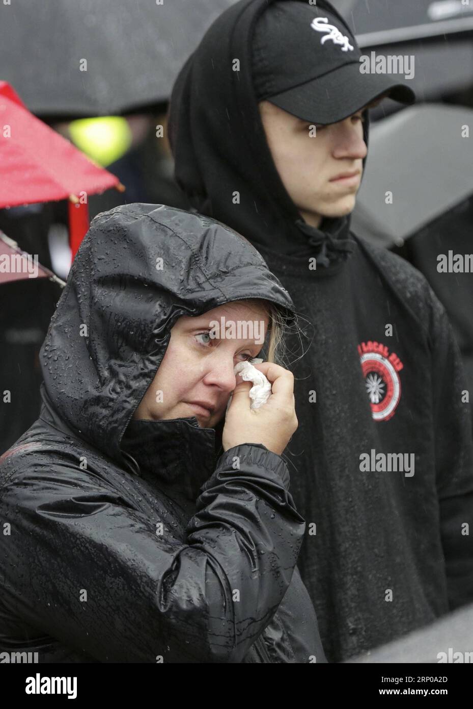 (180429) -- VANCOUVER, 29 aprile 2018 -- Una donna piange durante la giornata nazionale del lutto evento a Vancouver, Canada, 28 aprile 2018. Centinaia di persone hanno partecipato alla giornata nazionale del lutto del Canada, che si celebra il 28 aprile per commemorare le vittime o i feriti a causa di pericoli e incidenti legati al luogo di lavoro, e sensibilizzare l'opinione pubblica sulla sicurezza sul luogo di lavoro. )(yk) CANADA-VANCOUVER-GIORNATA NAZIONALE DI LUTTO LiangxSen PUBLICATIONxNOTxINxCHN Foto Stock