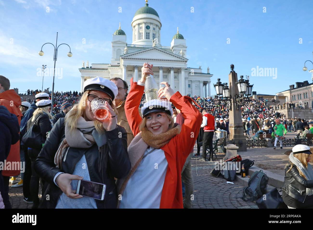 (180501) -- HELSINKI, 1° maggio 2018 -- i rivelatori sono visti nella piazza del Senato nel centro di Helsinki, Finlandia, 30 aprile 2018. Havis Amanda, una statua di bronzo che si trova sul lungomare meridionale di Helsinki, è magnificamente incoronata con un berretto da studente bianco alla vigilia del giorno di maggio di ogni anno. Li Jizhi) (gj) FINLANDIA-HELSINKI-MAGGIO-CELEBRAZIONE lijizhi PUBLICATIONxNOTxINxCHN Foto Stock