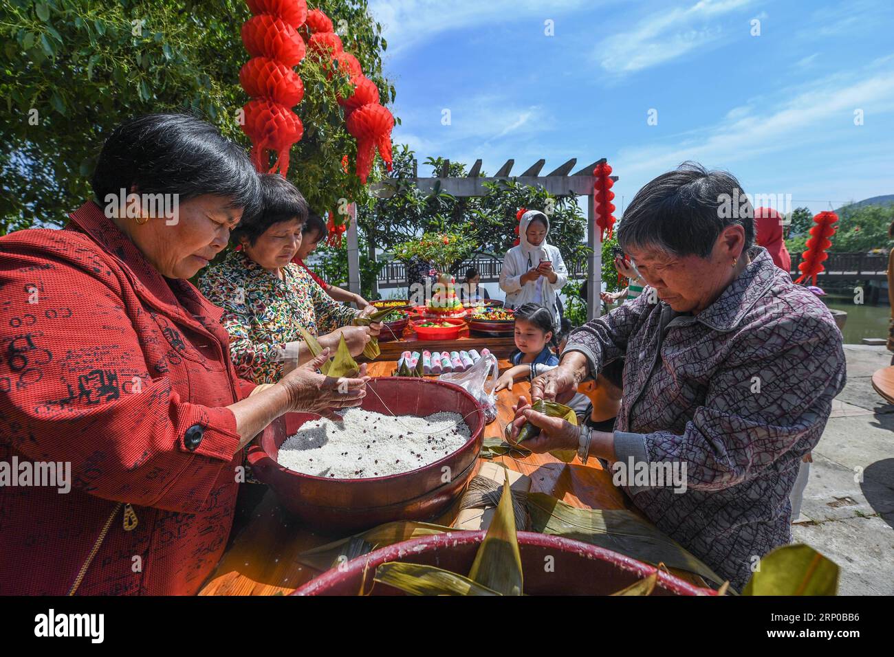 (180503) -- HANGZHOU, 3 maggio 2018 -- gli abitanti del villaggio fanno budini di riso tradizionali cinesi per celebrare l'imminente Lixia , o inizio dell'estate, al villaggio di Dingshanhe, Tangqi antica città di Hangzhou, provincia dello Zhejiang della Cina orientale, 3 maggio 2018. Lixia segna il settimo termine solare sul calendario lunare cinese. E' un'usanza popolare per la gente del posto nell'antica città di Tangqi salutare Lixia , che cade il 5 maggio di quest'anno, preparando vari tipi di cibo tradizionale. (Lb) CHINA-HANGZHOU-BEGINNING OF SUMMER-CUSTOM (CN) XuxYu PUBLICATIONxNOTxINxCHN Foto Stock
