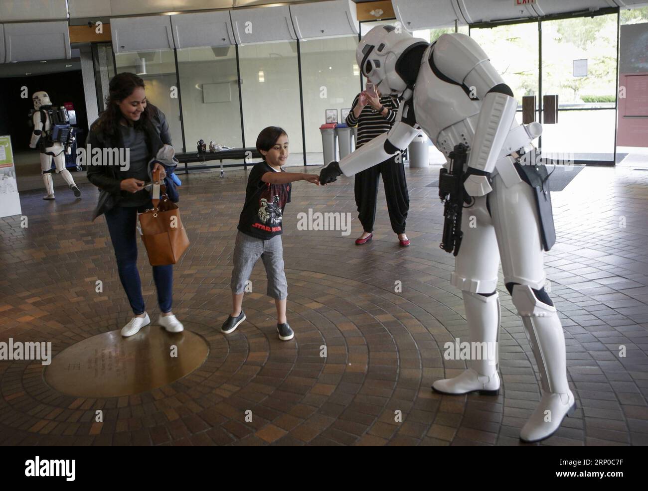 (180505) -- VANCOUVER, 5 maggio 2018 -- Un fan di Star Wars vestito da Stormtrooper partecipa alla festa Star Wars Day al Museum of Vancouver di Vancouver, Canada, 4 maggio 2018. I fan di Star Wars di tutto il mondo hanno indossato diversi personaggi di Star Wars per celebrare il giorno di Star Wars, che si celebra il 4 maggio di ogni anno. Il giorno è stato scelto per il gioco di parole sul tormentone che la forza sia con voi come possa il quarto essere con voi .) (hy) CANADA-VANCOUVER-STAR WARS LiangxSen PUBLICATIONxNOTxINxCHN Foto Stock