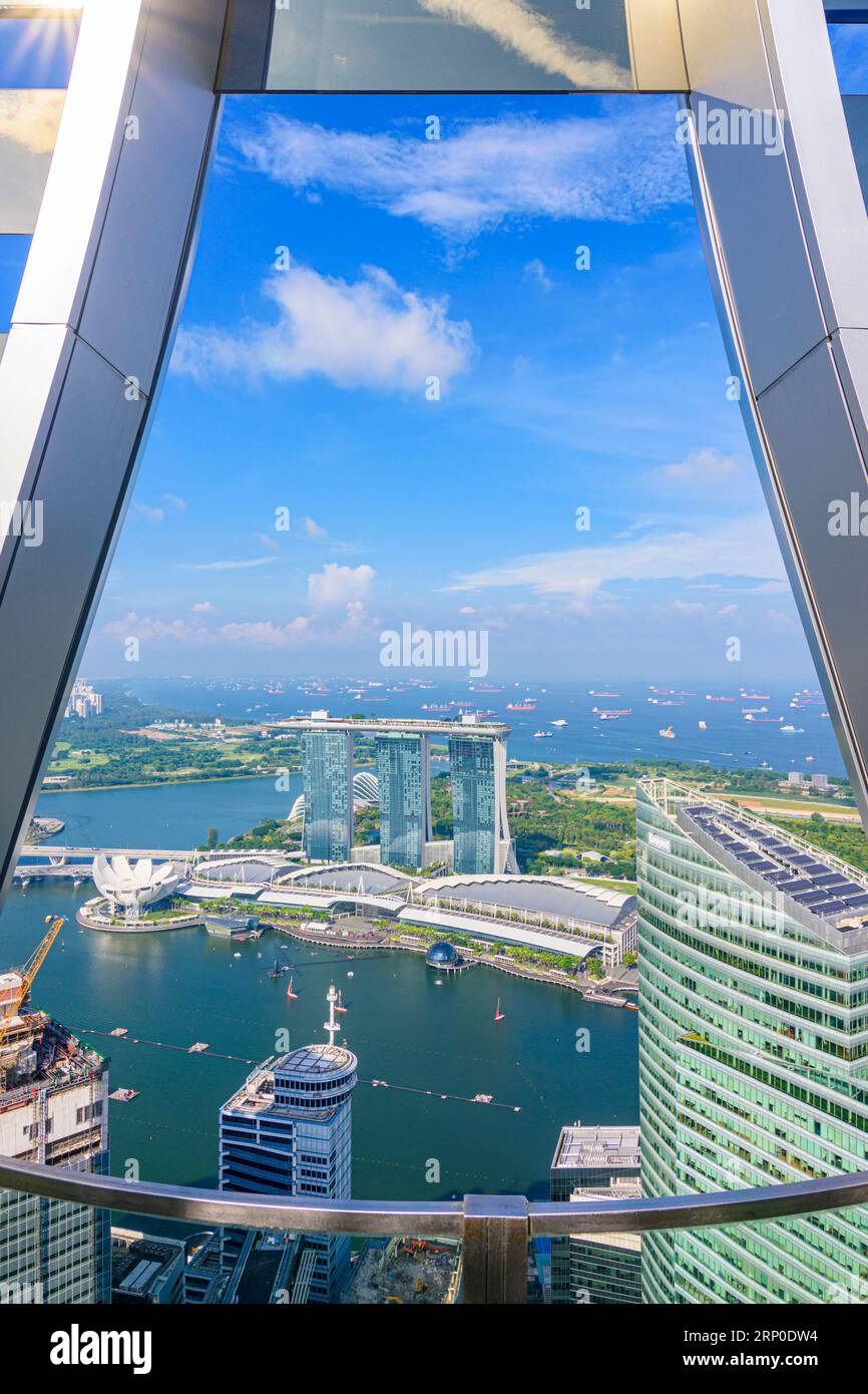Viste verso l'iconica Marina Bay Sands, i negozi di Marina Bay Sands e il Museo ArtScience di Marina Bay, Singapore Foto Stock