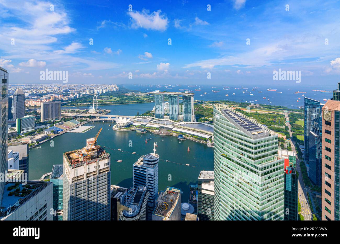 Viste verso l'iconica Marina Bay Sands, i negozi di Marina Bay Sands e il Museo ArtScience di Marina Bay, Singapore Foto Stock