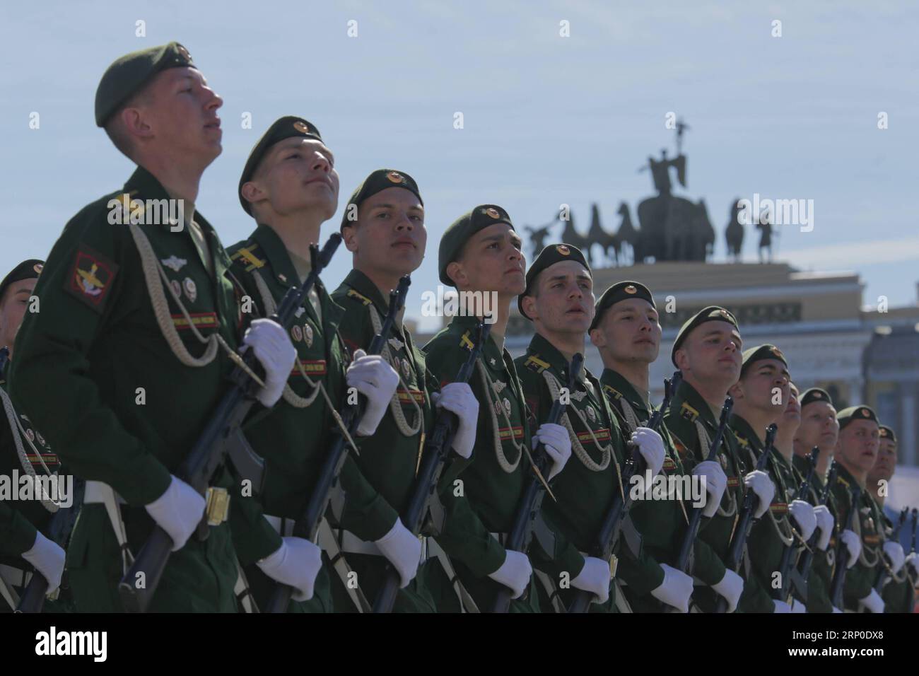 Bilder des Tages (180509) -- ST. PIETROBURGO, 9 maggio 2018 - i soldati russi marciano durante la parata del giorno della Vittoria a St. Pietroburgo in Russia, 9 maggio 2018. Il 73° anniversario della vittoria sulla Germania nazista nella seconda guerra mondiale è stato segnato qui mercoledì. ) (srb) RUSSIA-ST. PETERSBURG-VICTORY DAY-PARADE IrinaxMotina PUBLICATIONxNOTxINxCHN Foto Stock