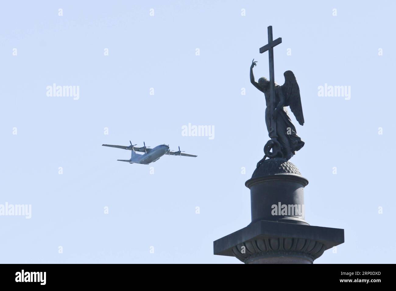 (180509) -- ST. PIETROBURGO, 9 maggio 2018 -- un aereo prende parte alla parata del giorno della Vittoria a St. Pietroburgo in Russia, 9 maggio 2018. Il 73° anniversario della vittoria sulla Germania nazista nella seconda guerra mondiale è stato segnato qui mercoledì. ) (srb) RUSSIA-ST. PETERSBURG-VICTORY DAY-PARADE IrinaxMotina PUBLICATIONxNOTxINxCHN Foto Stock