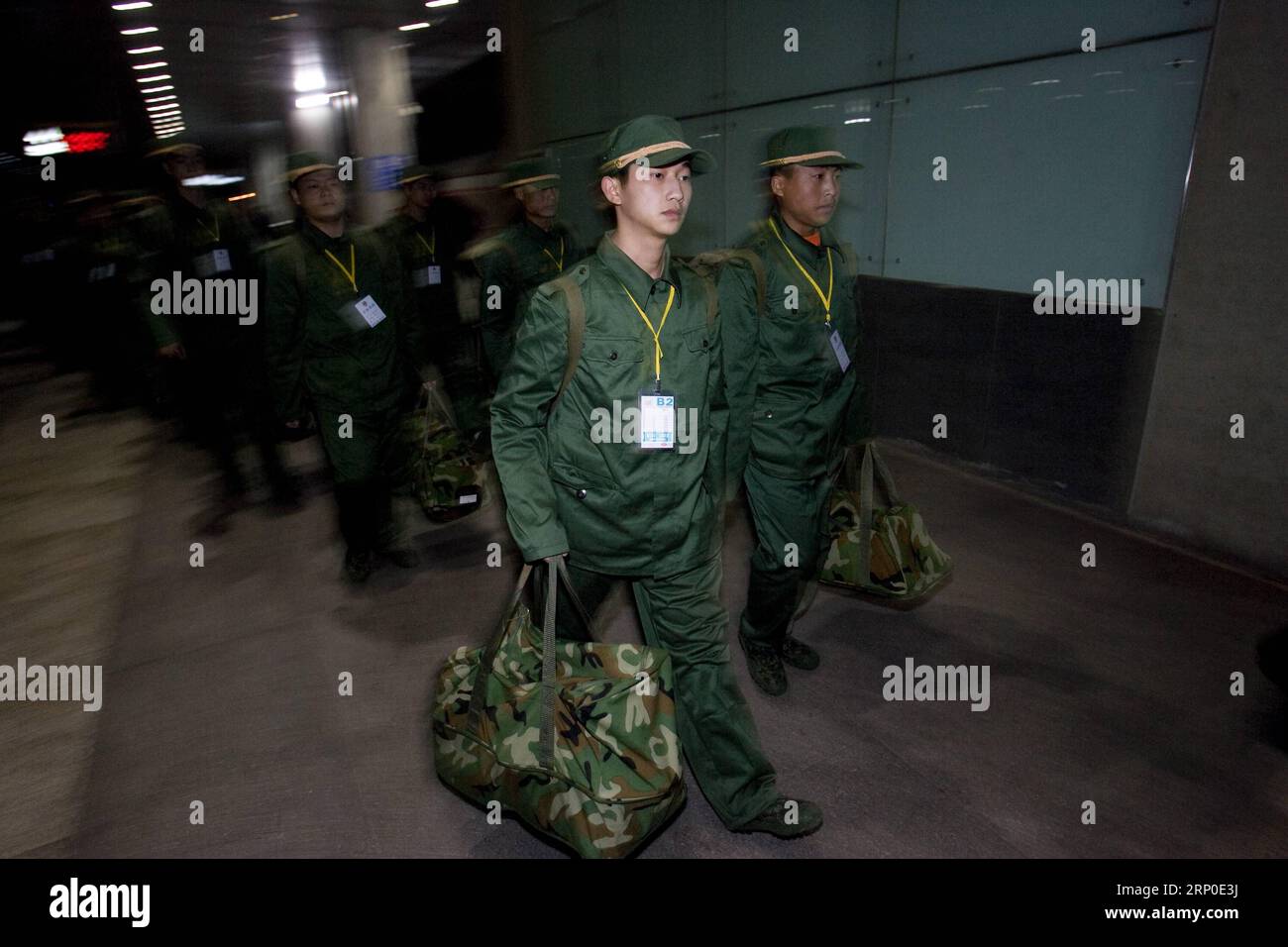 (180509) -- CHENGDU, 9 maggio 2018 -- la foto del file scattata il 12 dicembre 2008 mostra Jiang Yuhang, come nuova recluta, che arriva alla stazione ferroviaria di Shanghai, nella Cina orientale. Il 17 maggio 2008, Jiang, un dipendente dell'amministrazione stradale di 20 anni, fu estromesso dai vigili del fuoco, 123 ore dopo essere rimasto intrappolato nelle macerie della cittadina di Yingxiu della contea di Wenchuan, nella provincia del Sichuan della Cina sud-occidentale. Jiang è sopravvissuto al terremoto di magnitudo 8,0 che ha colpito la contea di Sichuan S Wenchuan il 12 maggio 2008. Il terremoto ha lasciato più di 69.000 morti, 374.000 feriti, 18.000 dispersi e milioni di ore Foto Stock