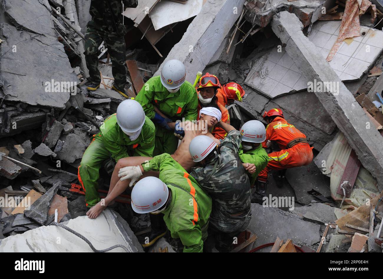 (180509) -- CHENGDU, 9 maggio 2018 -- la foto del file scattata il 17 maggio 2008 mostra i soccorritori che trasportavano Jiang Yuhang, intrappolato per circa 123 ore tra le macerie, nella cittadina di Yingxiu della contea di Wenchuan, nella provincia del Sichuan della Cina sud-occidentale. Il 20enne dipendente dell'amministrazione stradale è stato estromesso dai vigili del fuoco di Shanghai, dopo un terremoto di magnitudo 8,0 che ha colpito Wenchuan il 12 maggio 2008. Jiang è sopravvissuto al terremoto che ha causato più di 69.000 morti, 374.000 feriti, 18.000 dispersi e milioni di senzatetto. Jiang ha detto che sono stati i vigili del fuoco a dargli la seconda vita, e lui des Foto Stock