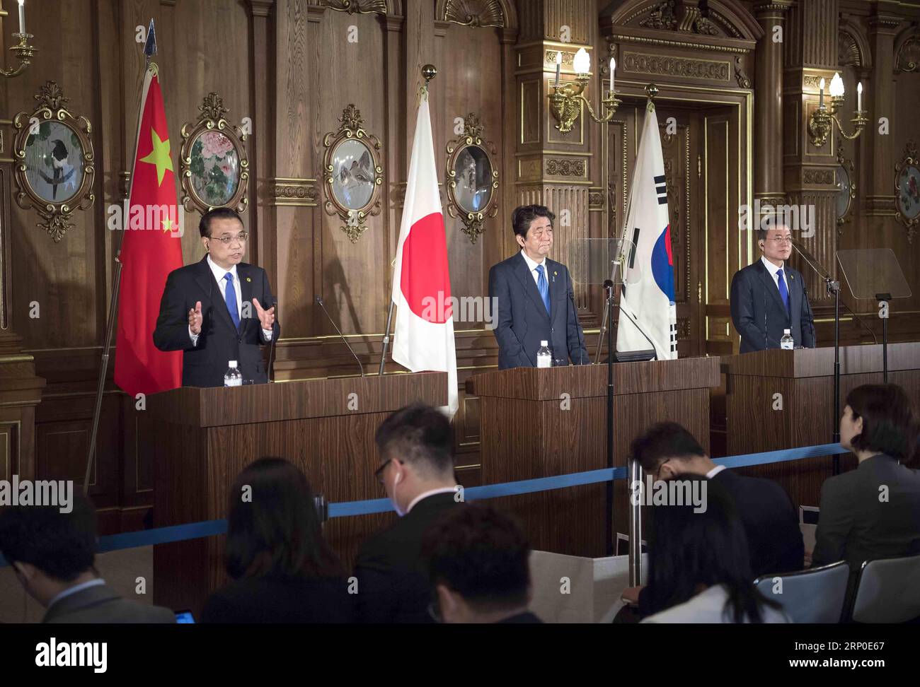 (180509) -- TOKYO, 9 maggio 2018 -- il Premier cinese li Keqiang, il primo ministro giapponese Shinzo Abe e il presidente sudcoreano Moon Jae-in (L-R, back Row) incontrano la stampa dopo il settimo incontro dei leader Cina-Giappone-Corea del Sud a Tokyo, in Giappone, 9 maggio 2018. ) (lmm) JAPAN-TOKYO-CHINA-li KEQIANG-LEADERS MEETING-PRESS LixTao PUBLICATIONxNOTxINxCHN Foto Stock