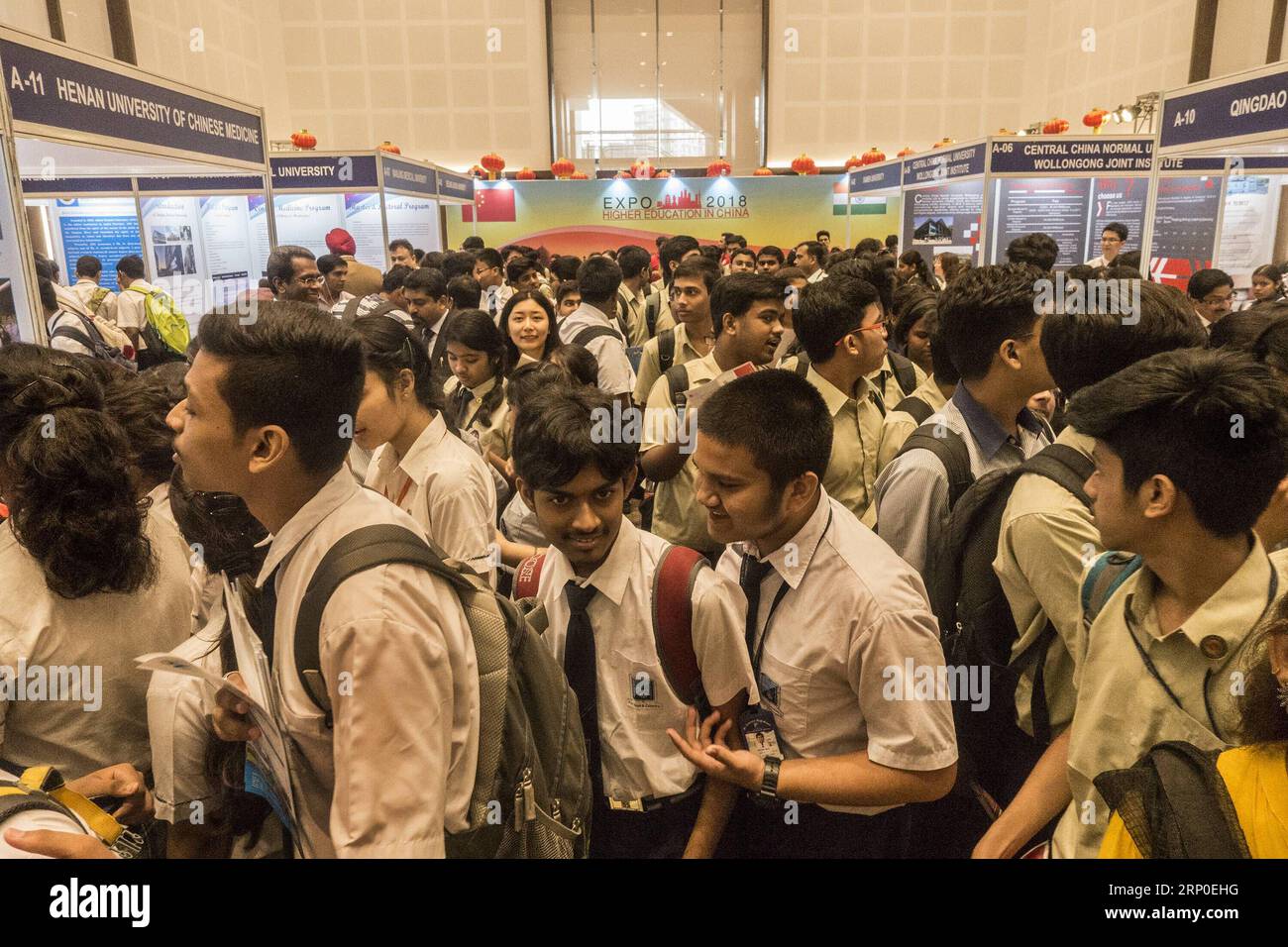 (180510) -- KOLKATA, 10 maggio 2018 -- gli studenti partecipano alla seconda esposizione cinese dell'istruzione superiore organizzata dal Consolato generale della Cina a Calcutta in collaborazione con la Scuola di lingua cinese di Calcutta, India, il 10 maggio 2018. )(rh) INDIA-CALCUTTA-CHINESE HIGHER EDUCATION EXPO TumpaxMondal PUBLICATIONxNOTxINxCHN Foto Stock