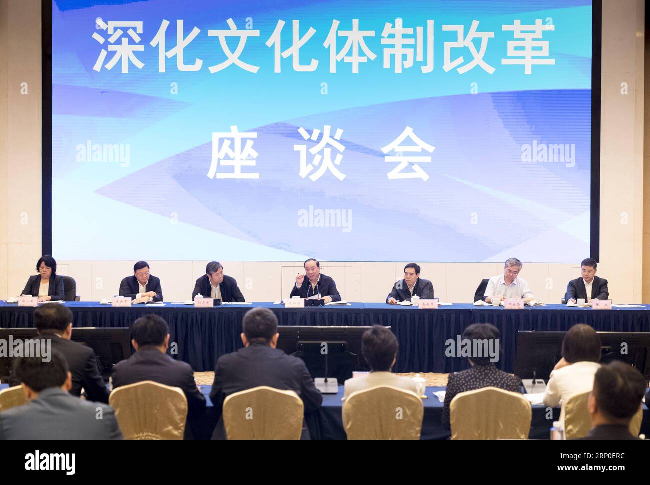 (180510) -- SHENZHEN, 10 maggio 2018 -- Huang Kunming (C), membro dell'Ufficio politico del Comitato centrale del Partito Comunista Cinese (CPC) e capo del Dipartimento di pubblicità del Comitato centrale del PCC, si rivolge a un simposio sull'approfondimento della riforma strutturale del settore culturale a Shenzhen, nella provincia del Guangdong della Cina meridionale, il 10 maggio 2018. ) (Sxk) CHINA-SHENZHEN-HUANG KUNMING-CULTURAL REFORM-MEETING (CN) DingxHaitao PUBLICATIONxNOTxINxCHN Foto Stock
