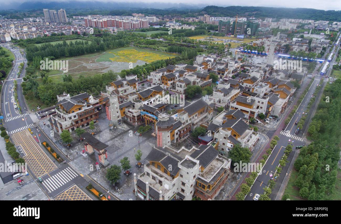 (180511) -- BEICHUAN, 11 maggio 2018 -- la foto aerea scattata da un drone mostra la strada commerciale Banaqia nella nuova contea di Beichuan, nella provincia del Sichuan, nella Cina sud-occidentale, il 10 maggio 2018. Beichuan è stata una delle aree più colpite quando un terremoto catastrofico colpì la contea di Wenchuan del Sichuan il 12 maggio 2008. La contea di Beichuan fu in seguito ricostruita in una nuova posizione. Ora circa 35.000 persone vivono nella nuova contea. ) (Ry) TERREMOTO CINA-WENCHUAN-decimo ANNIVERSARIO (CN) JiangxHongjing PUBLICATIONxNOTxINxCHN Foto Stock