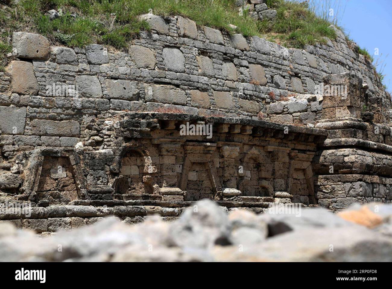 (180512) -- TAXILA, 12 maggio 2018 -- foto scattata il 10 maggio 2018 mostra il sito dello Stupa di Dharmarajika a Taxila, 30 chilometri a nord-ovest della capitale del Pakistan Islamabad. Taxila attrae da 800.000 a 1 milione di turisti ogni anno per le sue affascinanti reliquie archeologiche, la storia, l'arte e l'architettura. ) (dtf) PAKISTAN-TAXILA-PATRIMONIO MONDIALE DELL'UNESCO AhmadxKamal PUBLICATIONxNOTxINxCHN Foto Stock