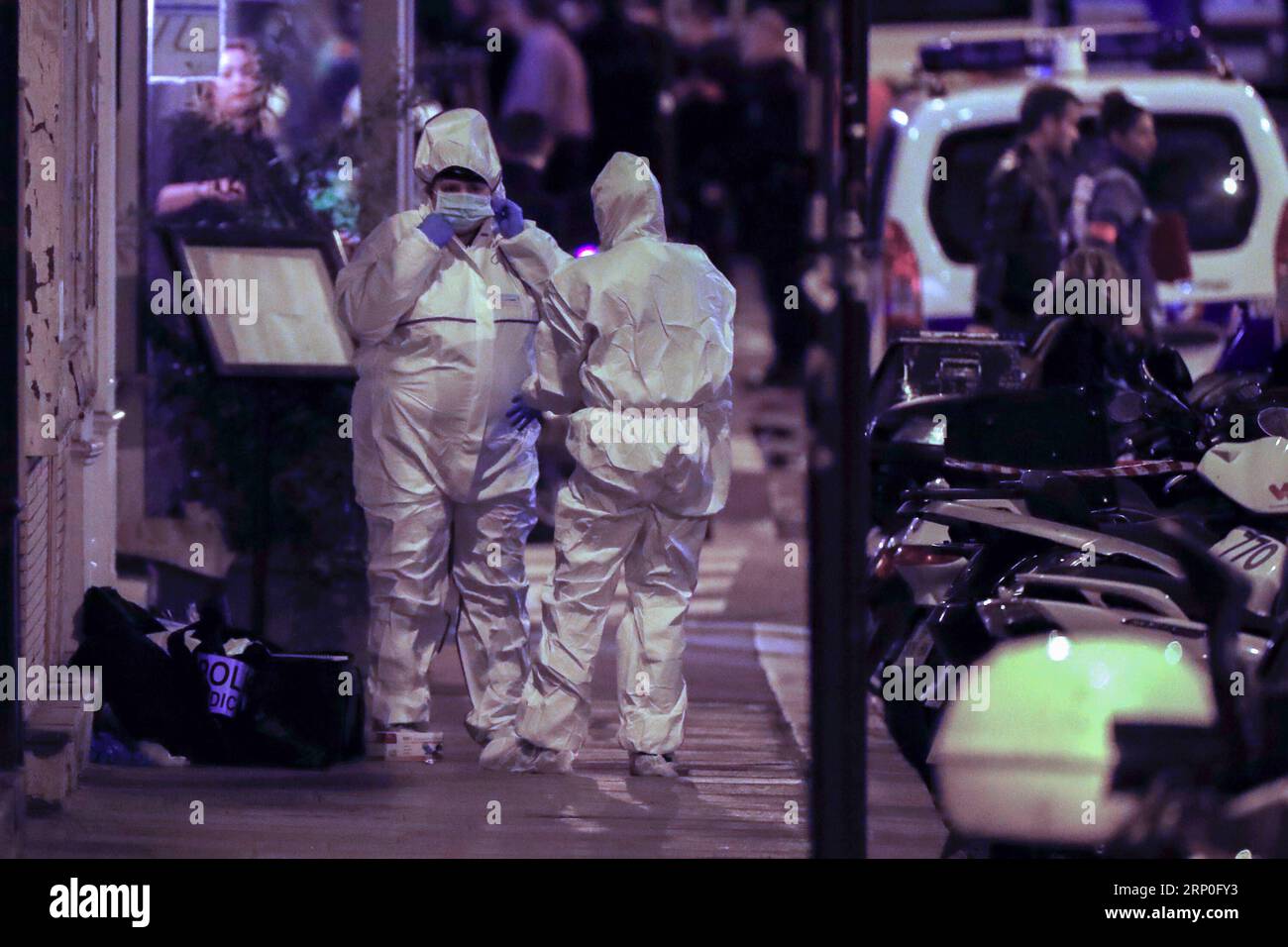 (180513) -- PARIGI, 13 maggio 2018 -- la polizia francese lavora sul luogo di un attacco di coltello nel quartiere dell'Opera di Parigi 13 maggio 2018. Un uomo attaccò casualmente gli astanti con un coltello il sabato sera nel centro di Parigi, prefettura di Parigi confermata. ) (lrz) FRANCE-PARIS-KNIFE ATTACK TheoxDuval PUBLICATIONxNOTxINxCHN Foto Stock