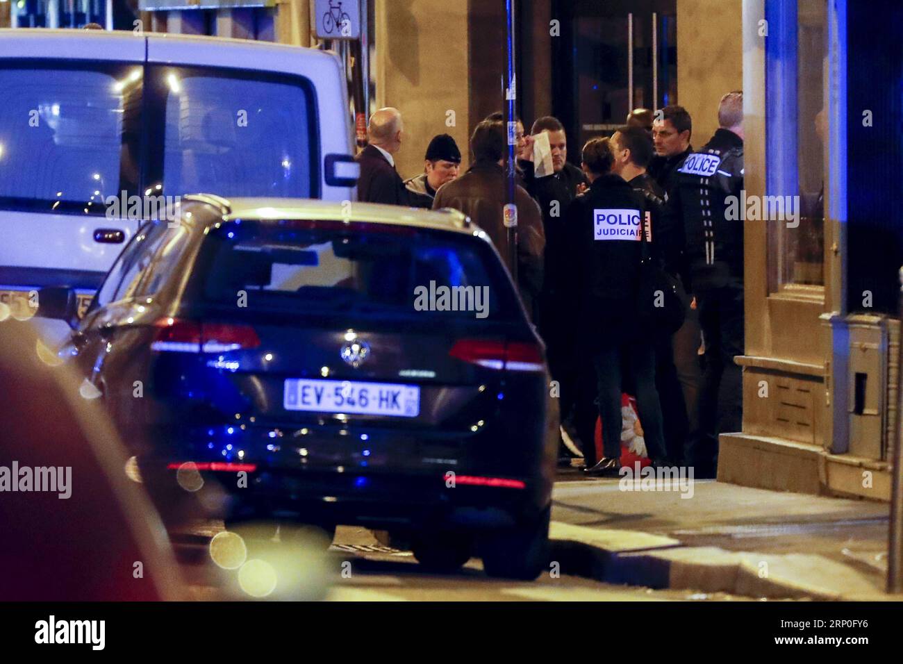 (180513) -- PARIGI, 13 maggio 2018 -- la polizia francese lavora sul luogo di un attacco di coltello nel quartiere dell'Opera di Parigi 13 maggio 2018. Un uomo attaccò casualmente gli astanti con un coltello il sabato sera nel centro di Parigi, prefettura di Parigi confermata. ) (lrz) FRANCE-PARIS-KNIFE ATTACK TheoxDuval PUBLICATIONxNOTxINxCHN Foto Stock
