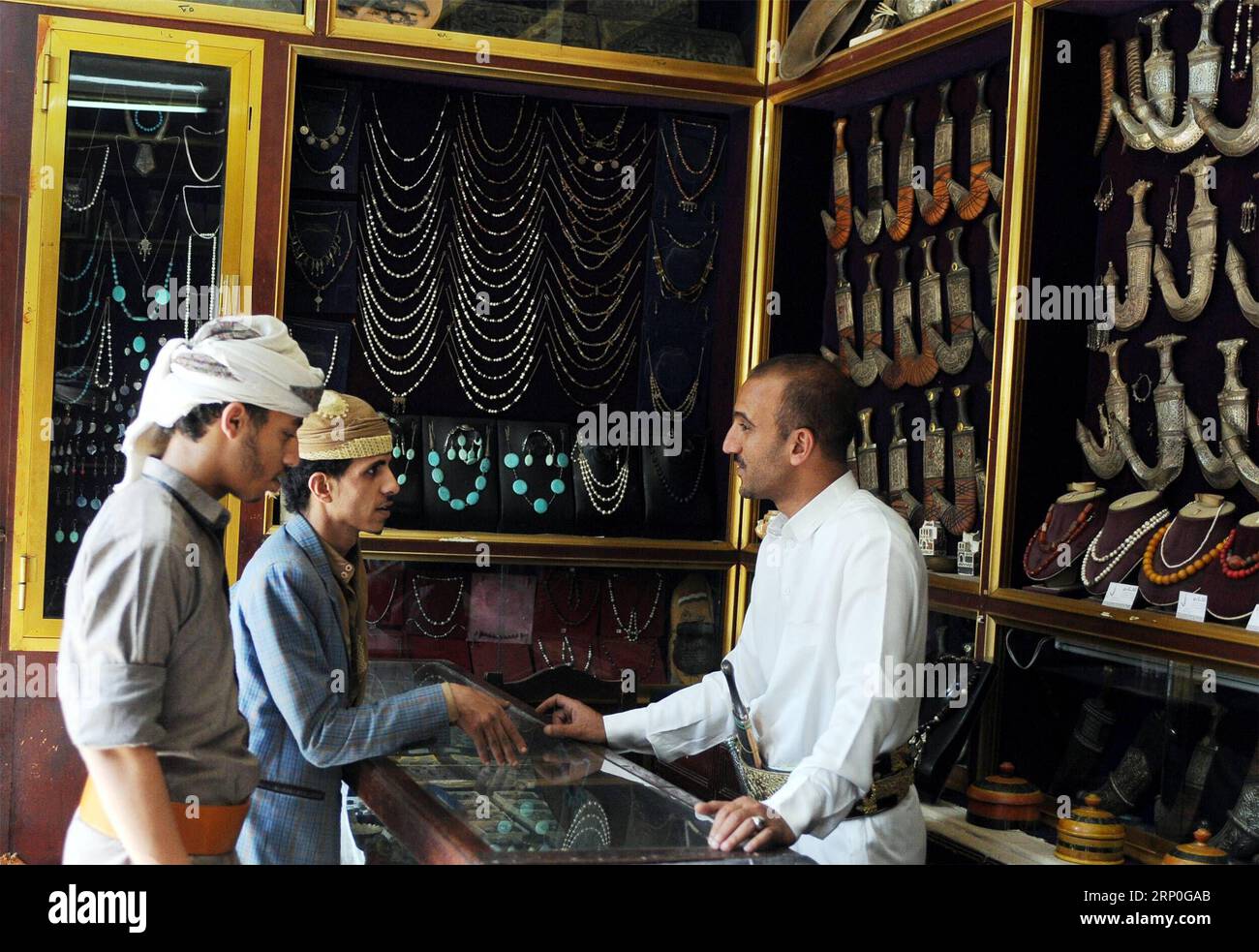 (180513) -- SANAA, 13 maggio 2018 -- Un venditore di gioielli tradizionale parla con i clienti nel suo negozio nella città vecchia di Sanaa, Yemen, il 13 maggio 2018. Il settore turistico dello Yemen ha registrato negli ultimi anni una forte perdita di reddito a causa dei conflitti in corso. Una grande maggioranza dei lavoratori del settore turistico ha perso il lavoro. ) YEMEN-SANAA-TURISMO MohammedxMohammed PUBLICATIONxNOTxINxCHN Foto Stock