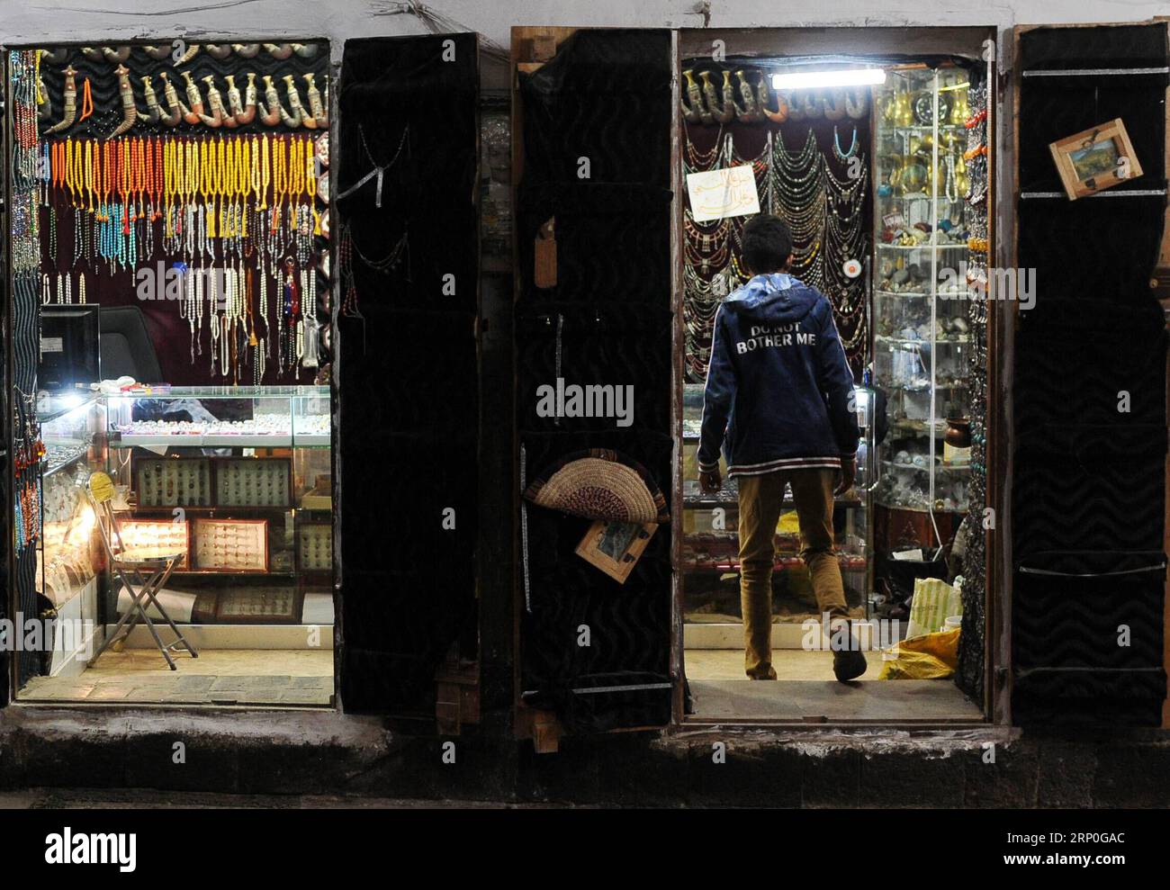 (180513) - SANAA, 13 maggio 2018 - Un uomo entra in una gioielleria tradizionale nella città vecchia di Sanaa, Yemen, il 13 maggio 2018. Il settore turistico dello Yemen ha registrato negli ultimi anni una forte perdita di reddito a causa dei conflitti in corso. Una grande maggioranza dei lavoratori del settore turistico ha perso il lavoro. ) YEMEN-SANAA-TURISMO MohammedxMohammed PUBLICATIONxNOTxINxCHN Foto Stock
