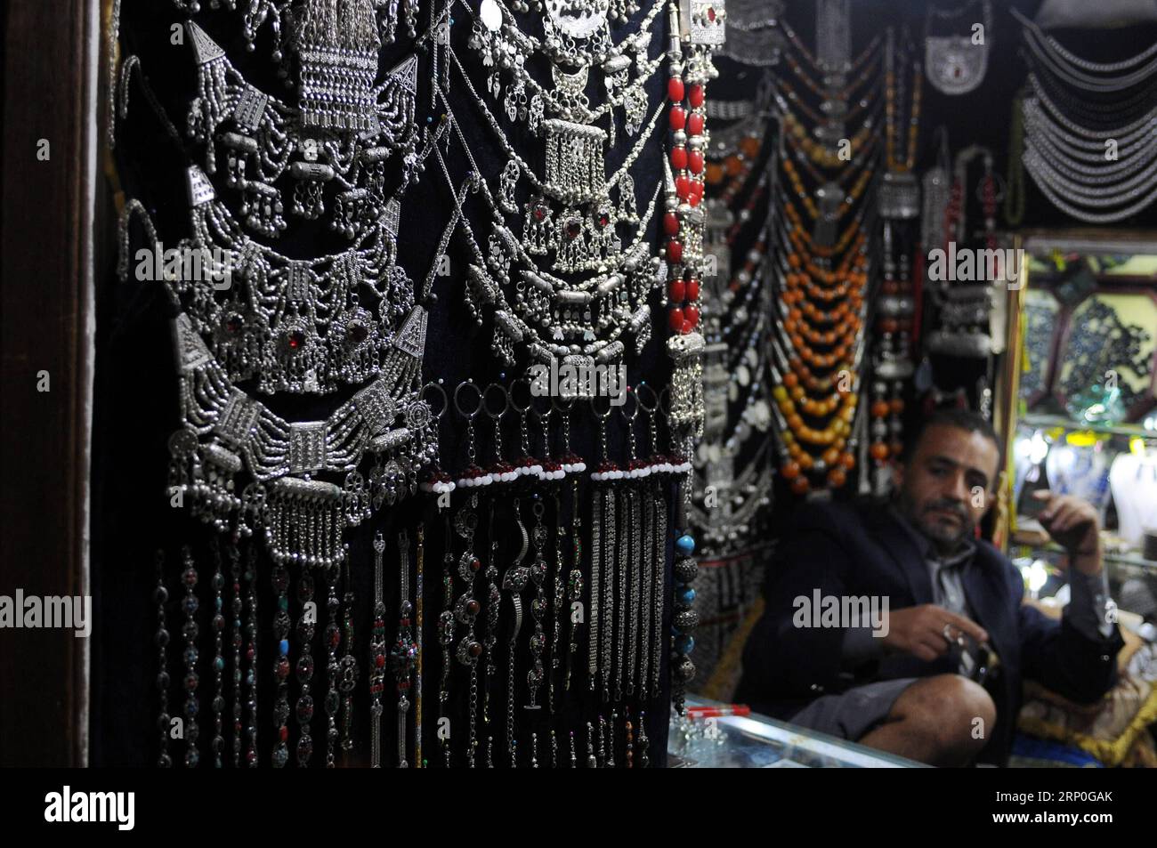 (180513) -- SANAA, 13 maggio 2018 -- Un venditore di gioielli tradizionale siede nel suo negozio mentre aspetta i clienti nella città vecchia di Sanaa, Yemen, il 13 maggio 2018. Il settore turistico dello Yemen ha registrato negli ultimi anni una forte perdita di reddito a causa dei conflitti in corso. Una grande maggioranza dei lavoratori del settore turistico ha perso il lavoro. ) YEMEN-SANAA-TURISMO MohammedxMohammed PUBLICATIONxNOTxINxCHN Foto Stock