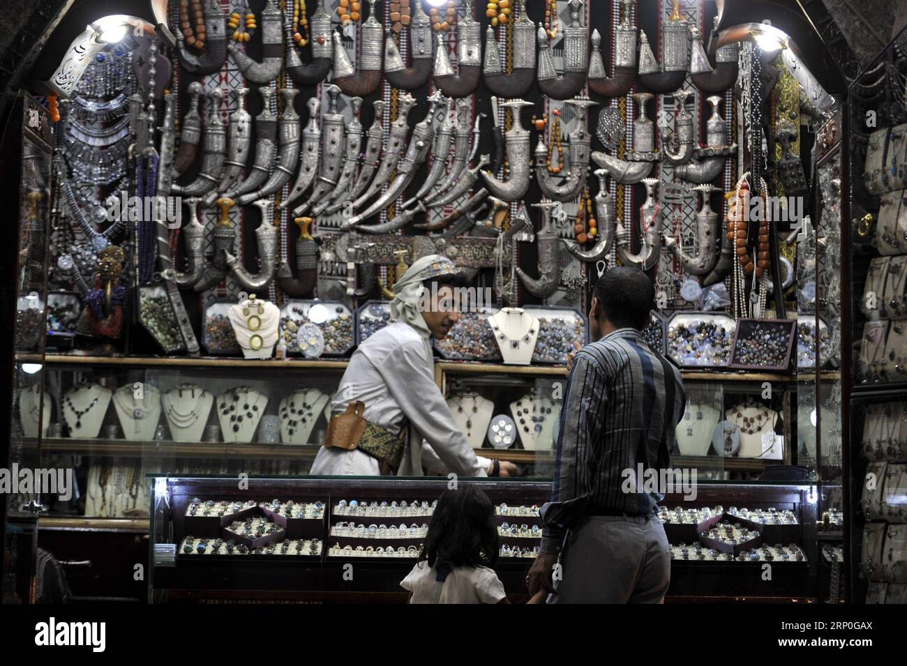 (180513) -- SANAA, 13 maggio 2018 -- Un venditore di gioielli tradizionale parla con i clienti nel suo negozio nella città vecchia di Sanaa, Yemen, il 13 maggio 2018. Il settore turistico dello Yemen ha registrato negli ultimi anni una forte perdita di reddito a causa dei conflitti in corso. Una grande maggioranza dei lavoratori del settore turistico ha perso il lavoro. ) YEMEN-SANAA-TURISMO MohammedxMohammed PUBLICATIONxNOTxINxCHN Foto Stock