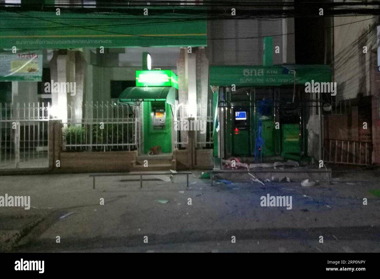 (180520) -- BANGKOK, 20 maggio 2018 () -- foto scattata il 20 maggio 2018 mostra bancomat danneggiati nella provincia di Pattani, nel sud della Thailandia. Più di 10 bombe sono esplose nel profondo sud della Thailandia domenica notte, causando diverse ferite. Finora non sono stati segnalati decessi. La maggior parte delle esplosioni ha preso di mira bancomat a Yala, Narathiwat, Pattani e Songkla della Thailandia meridionale quasi contemporaneamente alle 19:00, ora locale. () TAILANDIA-PATTANI-CHAIN BOMBS Xinhua PUBLICATIONxNOTxINxCHN Foto Stock