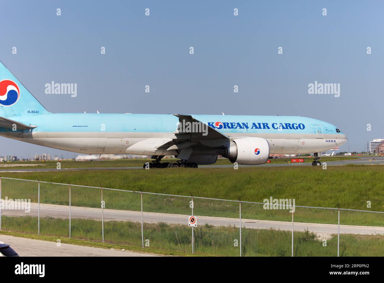 Korean Air Cargo, HL8044, rullaggio alla pista 06L, Aeroporto Pearson, Toronto Foto Stock