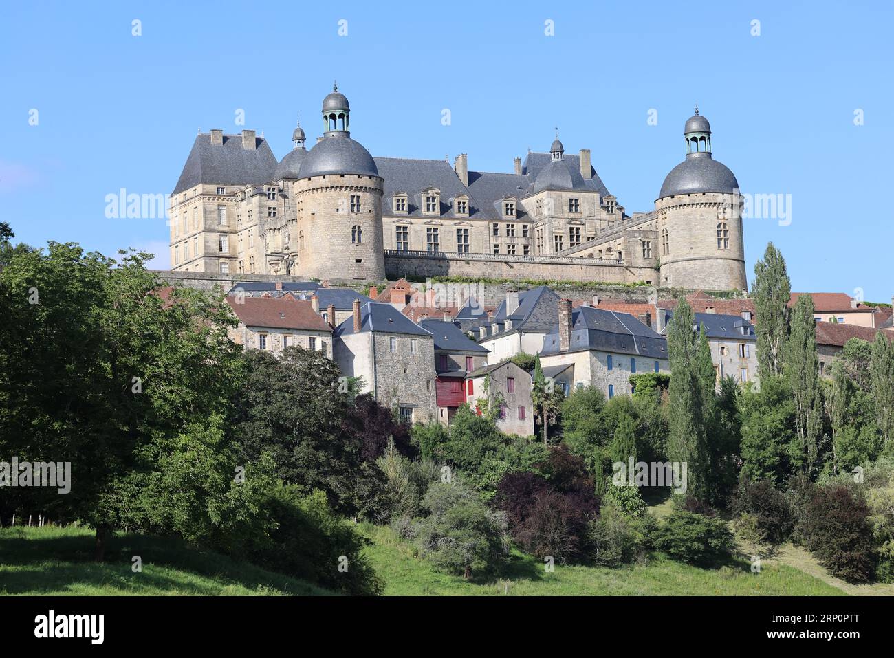 Le château de Hautefort en Dordogne forteresse du Moyen Âge puis demeure de plaisance au 17ème siècle. Architettura, jardin, natura, campagne, environ Foto Stock