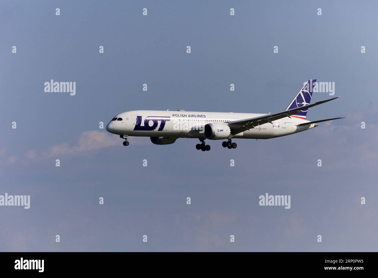 LOT Polish Airlines Dreamliner Landing presso l'aeroporto Pearson di Toronto, pista 06L Foto Stock