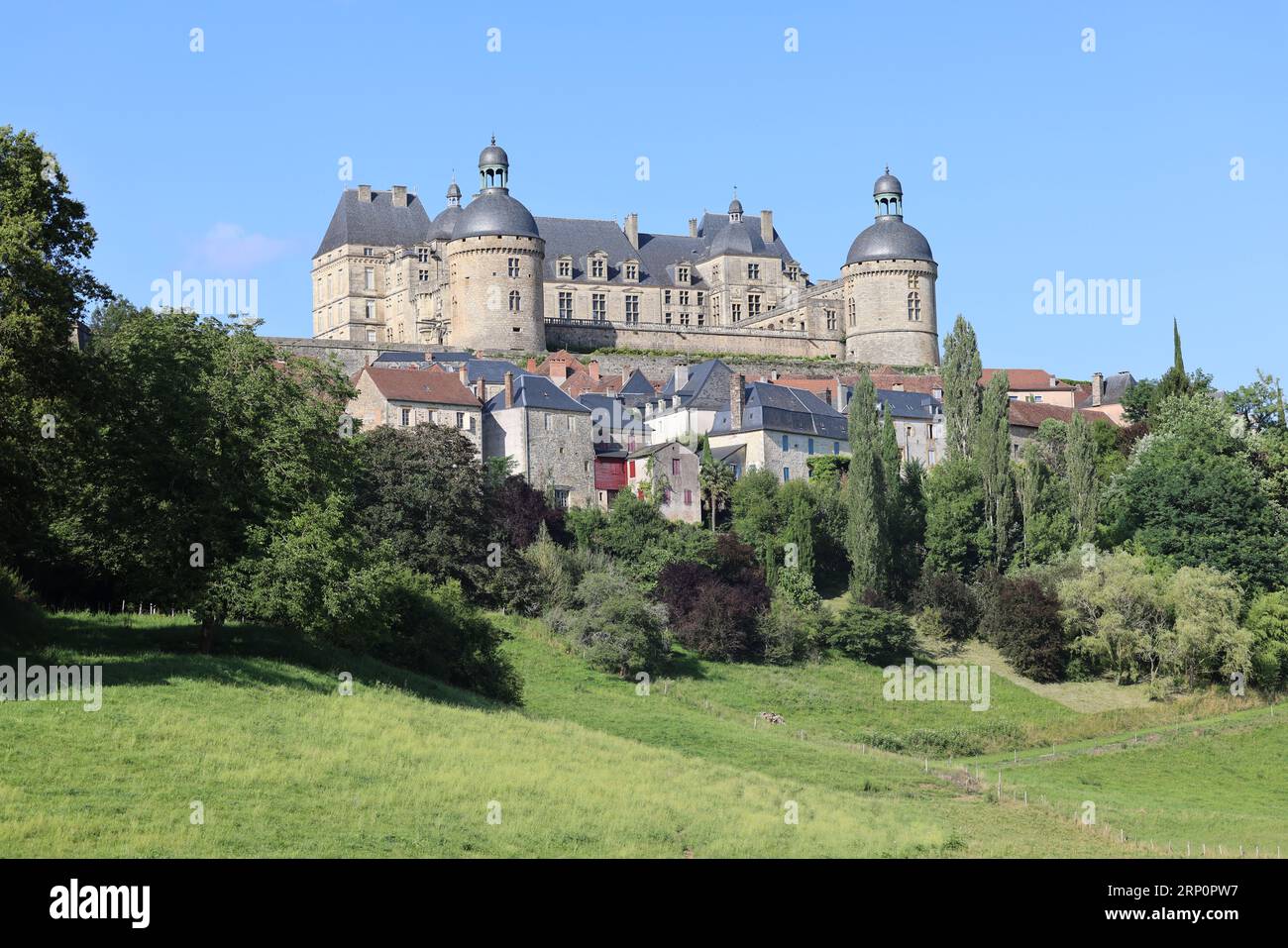 Le château de Hautefort en Dordogne forteresse du Moyen Âge puis demeure de plaisance au 17ème siècle. Architettura, jardin, natura, campagne, environ Foto Stock