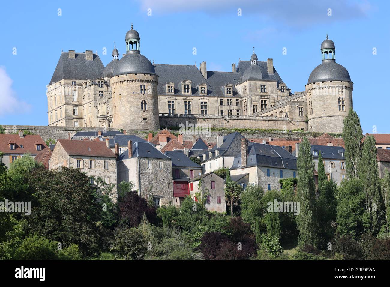 Le château de Hautefort en Dordogne forteresse du Moyen Âge puis demeure de plaisance au 17ème siècle. Architettura, jardin, natura, campagne, environ Foto Stock