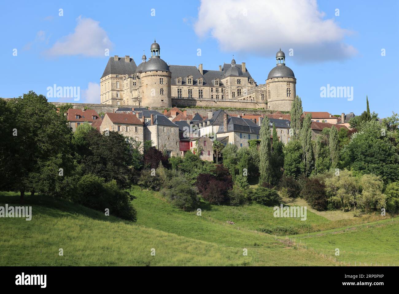 Le château de Hautefort en Dordogne forteresse du Moyen Âge puis demeure de plaisance au 17ème siècle. Architettura, jardin, natura, campagne, environ Foto Stock