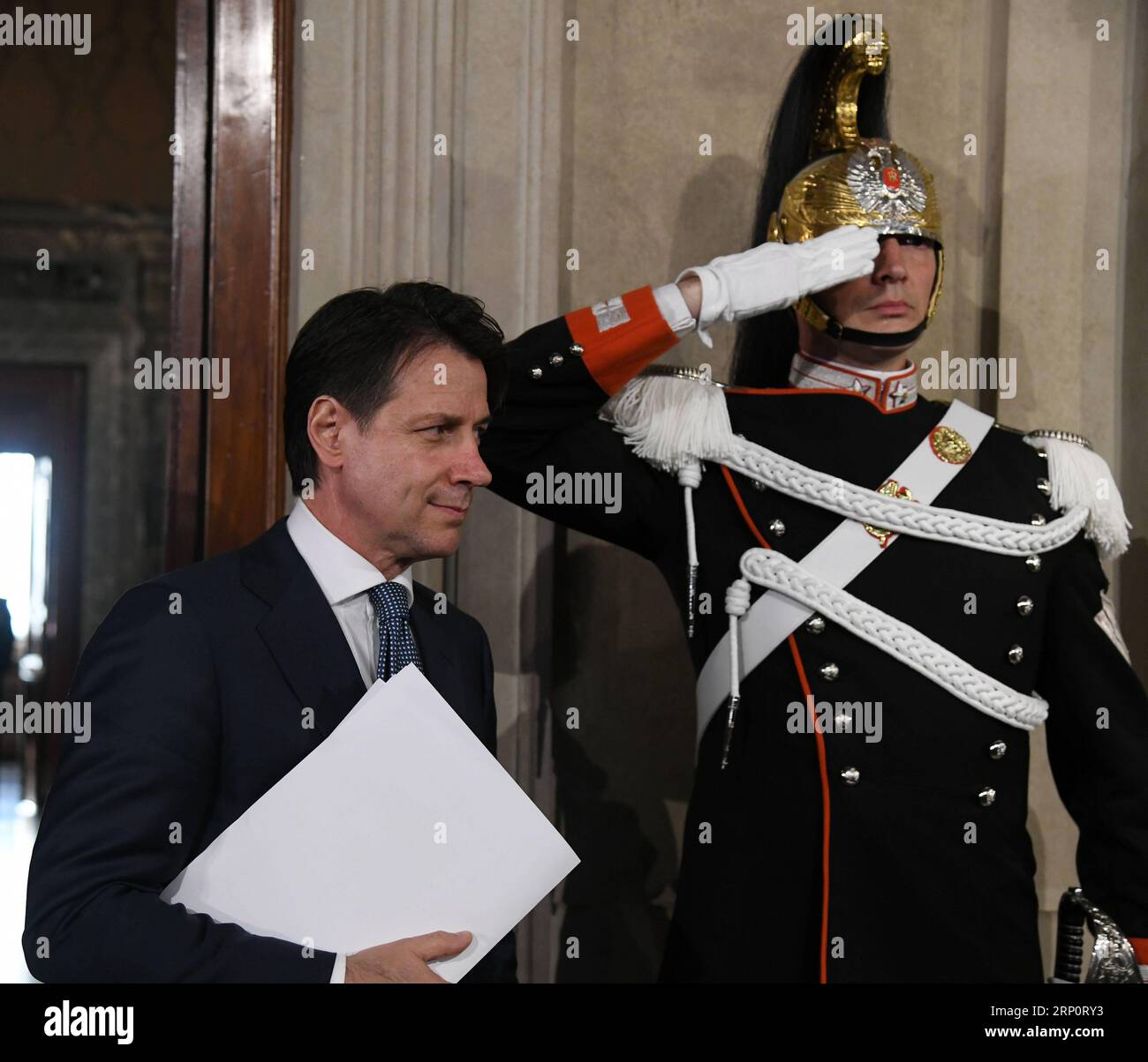 (180523) -- ROMA, 23 maggio 2018 -- Giuseppe Conte partecipa a una conferenza stampa dopo l'incontro con il presidente italiano Sergio Mattarella a Roma, Italia, il 23 maggio 2018. Mercoledì il Presidente Sergio Mattarella ha nominato il professor Giuseppe Conte nuovo primo ministro italiano, incaricandolo di formare un nuovo governo. ITALY-ROMA-NEW-PM-GIUSEPPE CONTE ALBERTOXLINGRIA PUBLICATIONXNOTXINXCHN Foto Stock