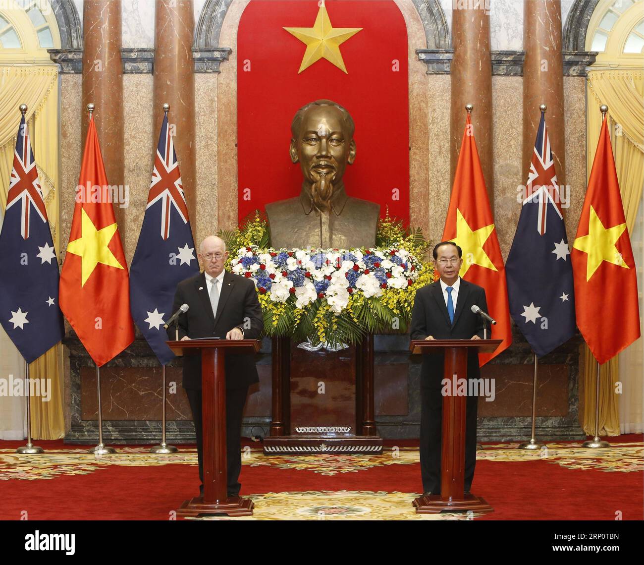 (180524) -- HANOI, 24 maggio 2018 -- il presidente vietnamita Tran dai Quang (R) e il governatore generale australiano Peter Cosgrove partecipano a una conferenza stampa ad Hanoi, capitale del Vietnam, il 24 maggio 2018. ) (lrz) VIETNAM-HANOI-AUSTRALIA-VISIT VNA PUBLICATIONxNOTxINxCHN Foto Stock