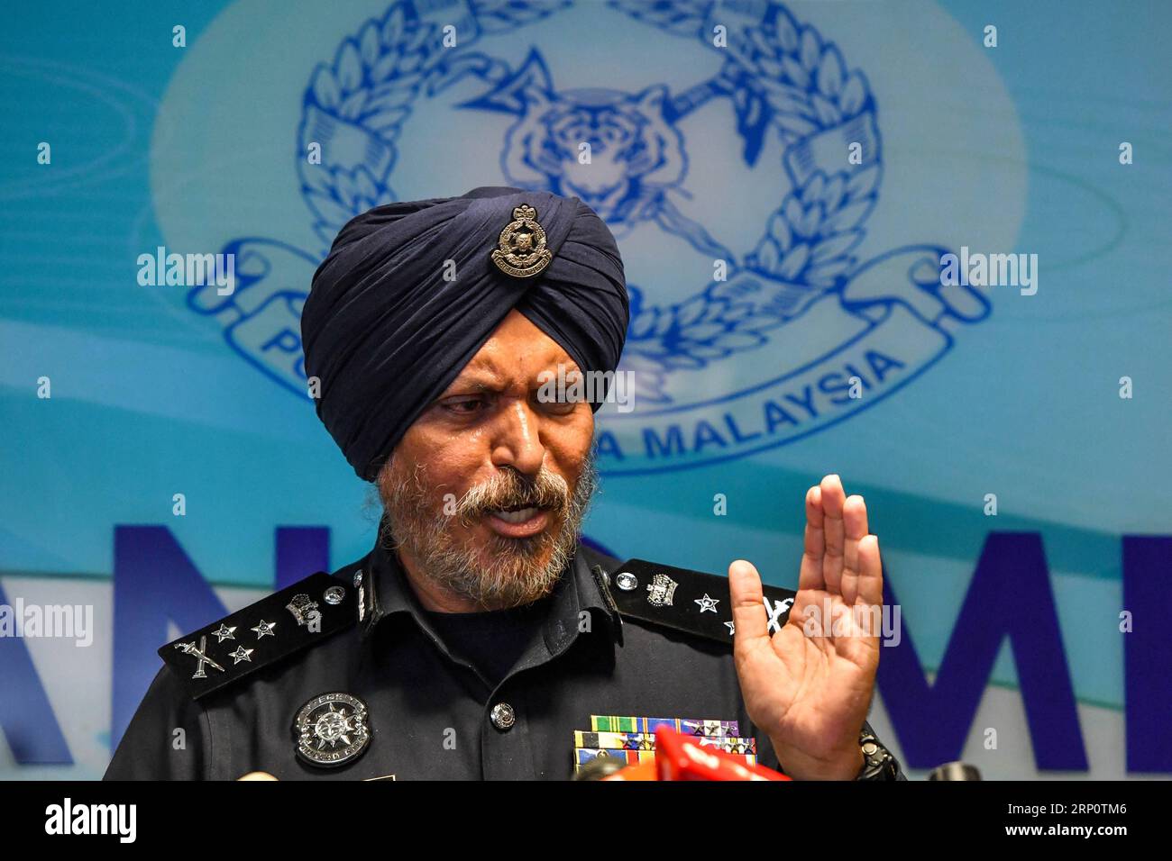 (180525) -- KUALA LUMPUR, 25 maggio 2018 -- Amar Singh, direttore della polizia Commercial Crime Investigation Department, parla a una conferenza stampa a Kuala Lumpur, Malesia, 25 maggio 2018. La polizia malese ha detto venerdì che il denaro in varie valute sequestrato da appartamenti collegati all'ex primo ministro Najib Razak ha raggiunto 114 milioni di ringgit (28,6 milioni di dollari USA), mentre la sonda sul fondo statale 1MDB ha continuato ad espandersi. ) (yk) MALAYSIA-KUALA LUMPUR-1MDB-INVESTIGATION ChongxVoonxChung PUBLICATIONxNOTxINxCHN Foto Stock