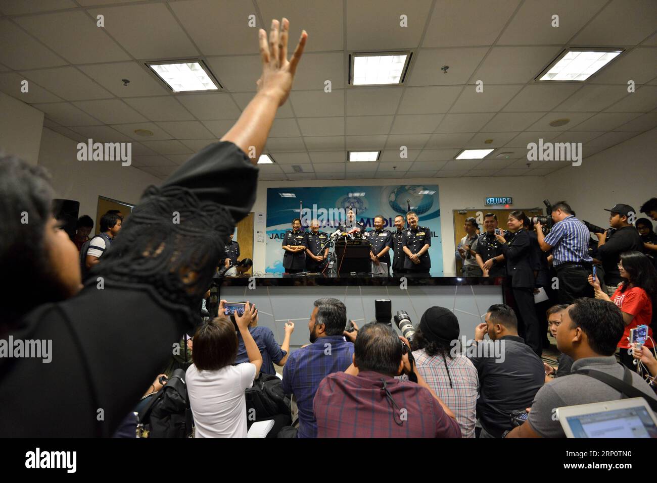 (180525) -- KUALA LUMPUR, 25 maggio 2018 -- Amar Singh, direttore del dipartimento di investigazione sul crimine commerciale della polizia, partecipa a una conferenza stampa a Kuala Lumpur, Malesia, 25 maggio 2018. La polizia malese ha detto venerdì che il denaro in varie valute sequestrato da appartamenti collegati all'ex primo ministro Najib Razak ha raggiunto 114 milioni di ringgit (28,6 milioni di dollari USA), mentre la sonda sul fondo statale 1MDB ha continuato ad espandersi. ) (yk) MALAYSIA-KUALA LUMPUR-1MDB-INVESTIGATION ChongxVoonxChung PUBLICATIONxNOTxINxCHN Foto Stock