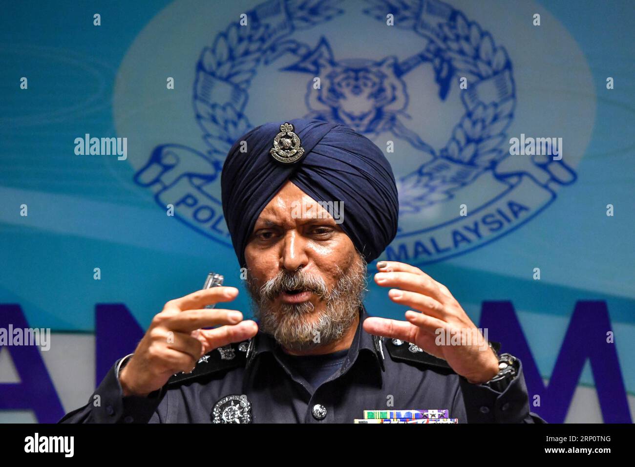 (180525) -- KUALA LUMPUR, 25 maggio 2018 -- Amar Singh, direttore della polizia Commercial Crime Investigation Department, parla a una conferenza stampa a Kuala Lumpur, Malesia, 25 maggio 2018. La polizia malese ha detto venerdì che il denaro in varie valute sequestrato da appartamenti collegati all'ex primo ministro Najib Razak ha raggiunto 114 milioni di ringgit (28,6 milioni di dollari USA), mentre la sonda sul fondo statale 1MDB ha continuato ad espandersi. ) (yk) MALAYSIA-KUALA LUMPUR-1MDB-INVESTIGATION ChongxVoonxChung PUBLICATIONxNOTxINxCHN Foto Stock